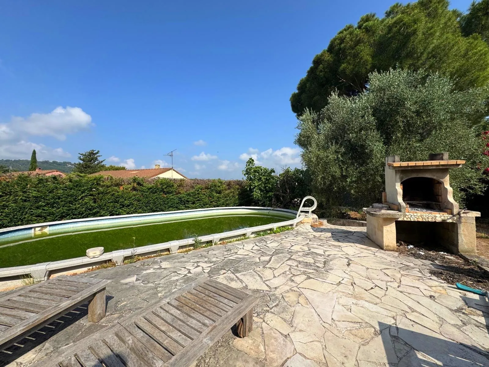 Villa de 105 m² avec piscine à Vidauban, 2 chambres, jardin clos, à rénover 