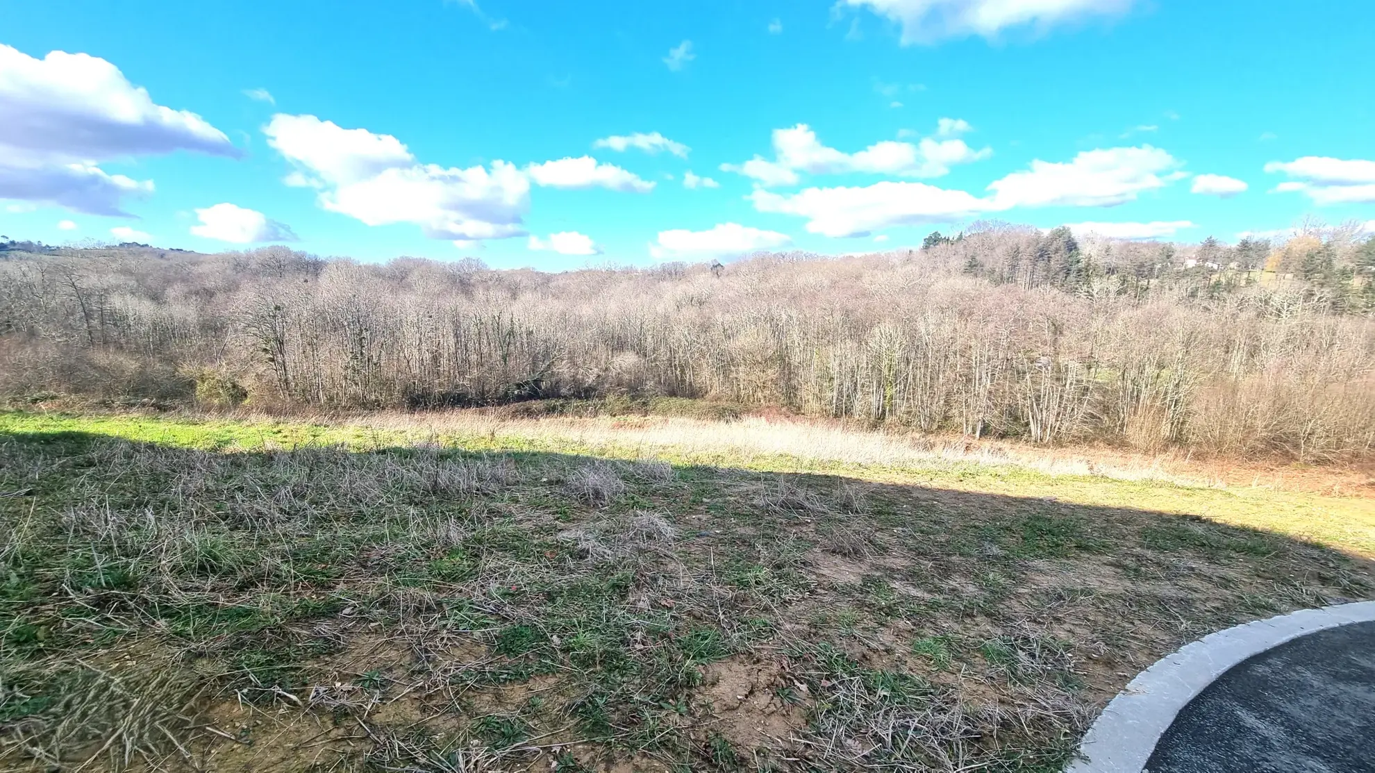 Terrain constructible viabilisé de 1028 m² à Mouguerre avec vue dégagée