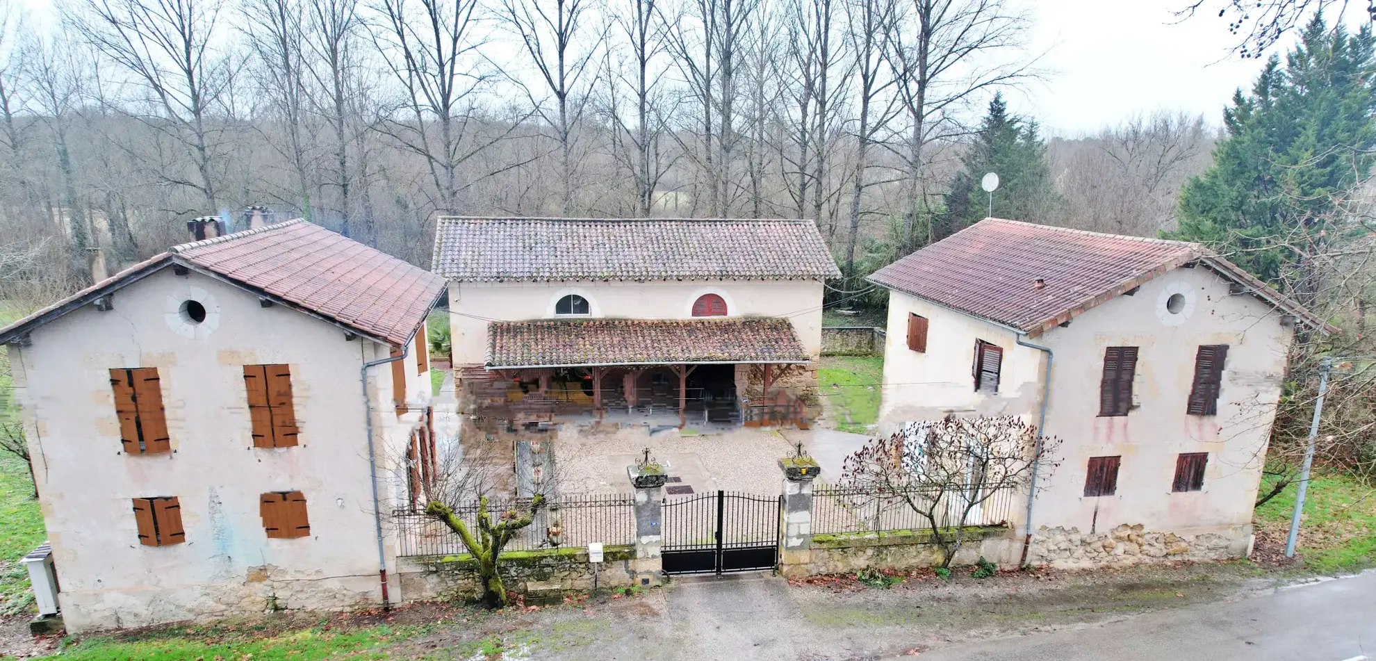 Rare ensemble immobilier à Mezin près de Nérac avec maison, appartement et dépendance en pierre 