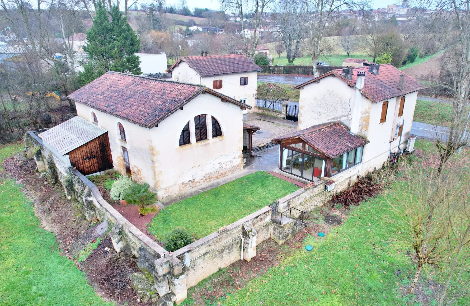 Rare ensemble immobilier à Mezin près de Nérac avec maison, appartement et dépendance en pierre