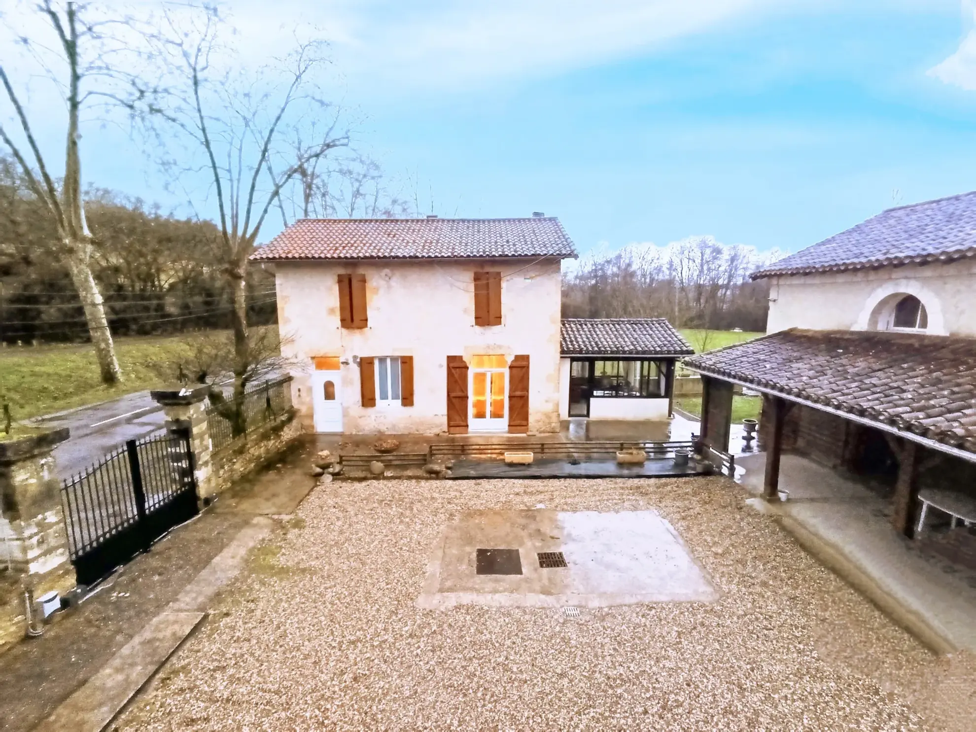 Rare ensemble immobilier à Mezin près de Nérac avec maison, appartement et dépendance en pierre 