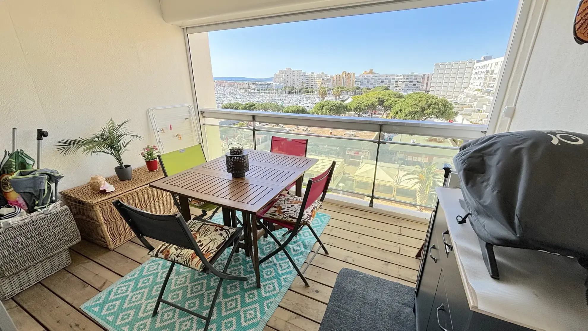 Appartement rénové avec terrasse et vue sur le port à Carnon 