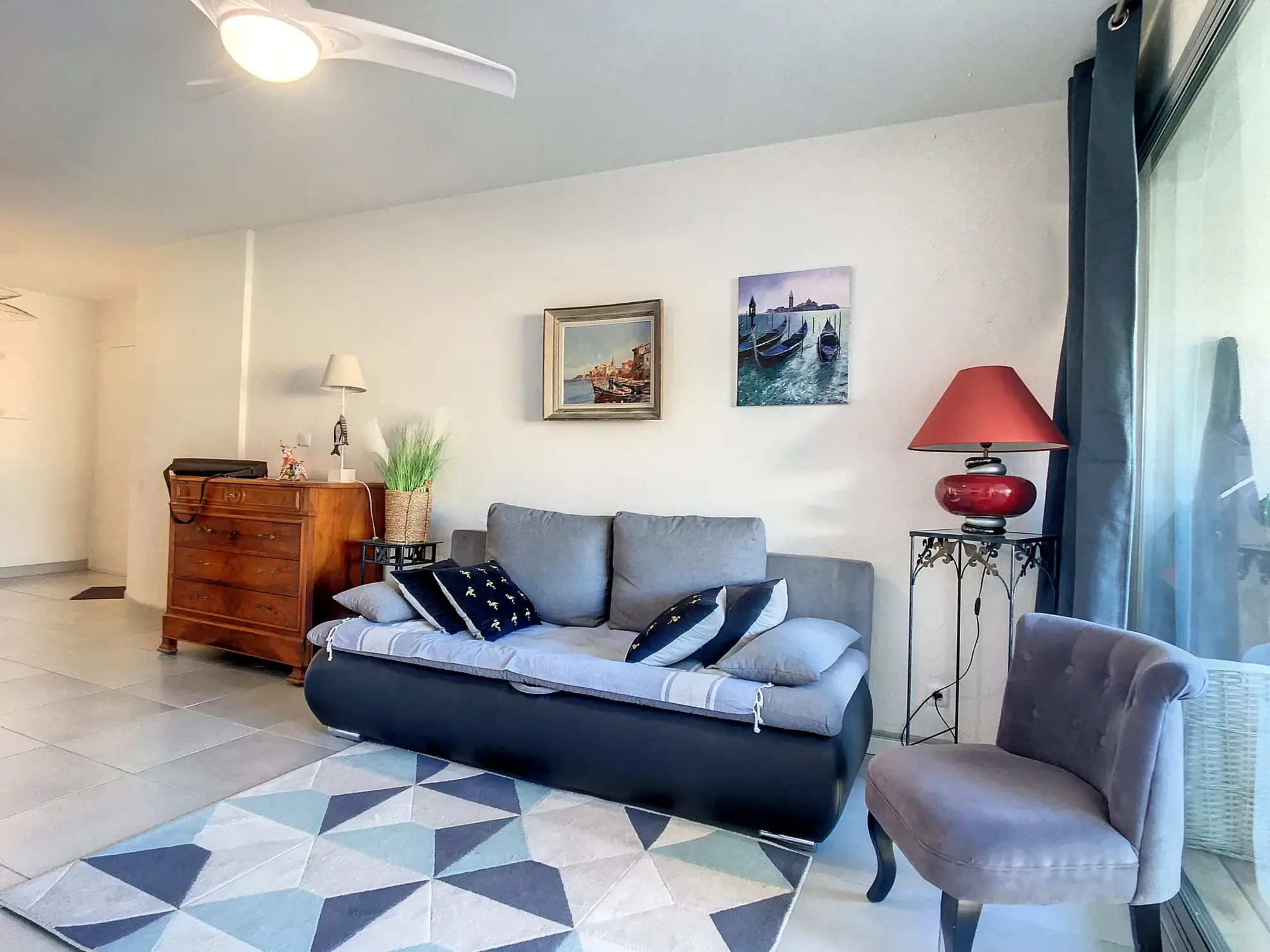 Appartement rénové avec terrasse et vue sur le port à Carnon 