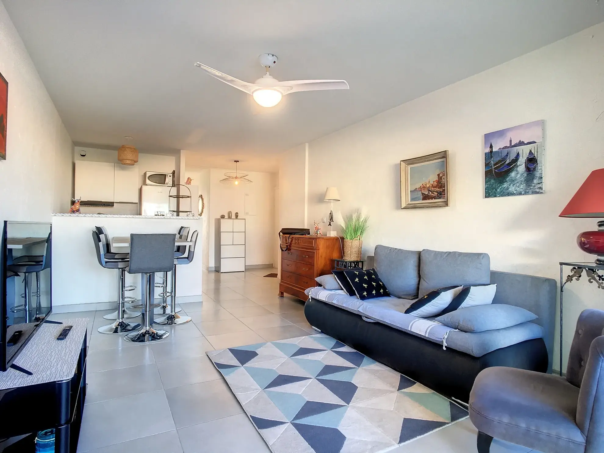 Appartement rénové avec terrasse et vue sur le port à Carnon 