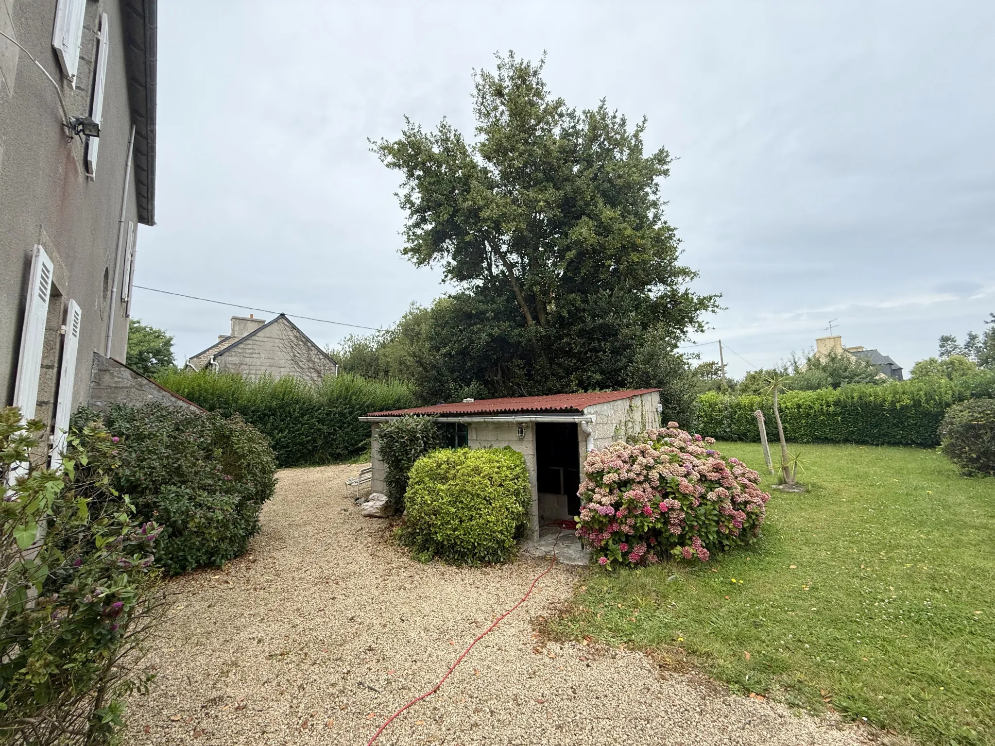 Maison de maître des années 1930 avec grand terrain et potentiel à Brest 