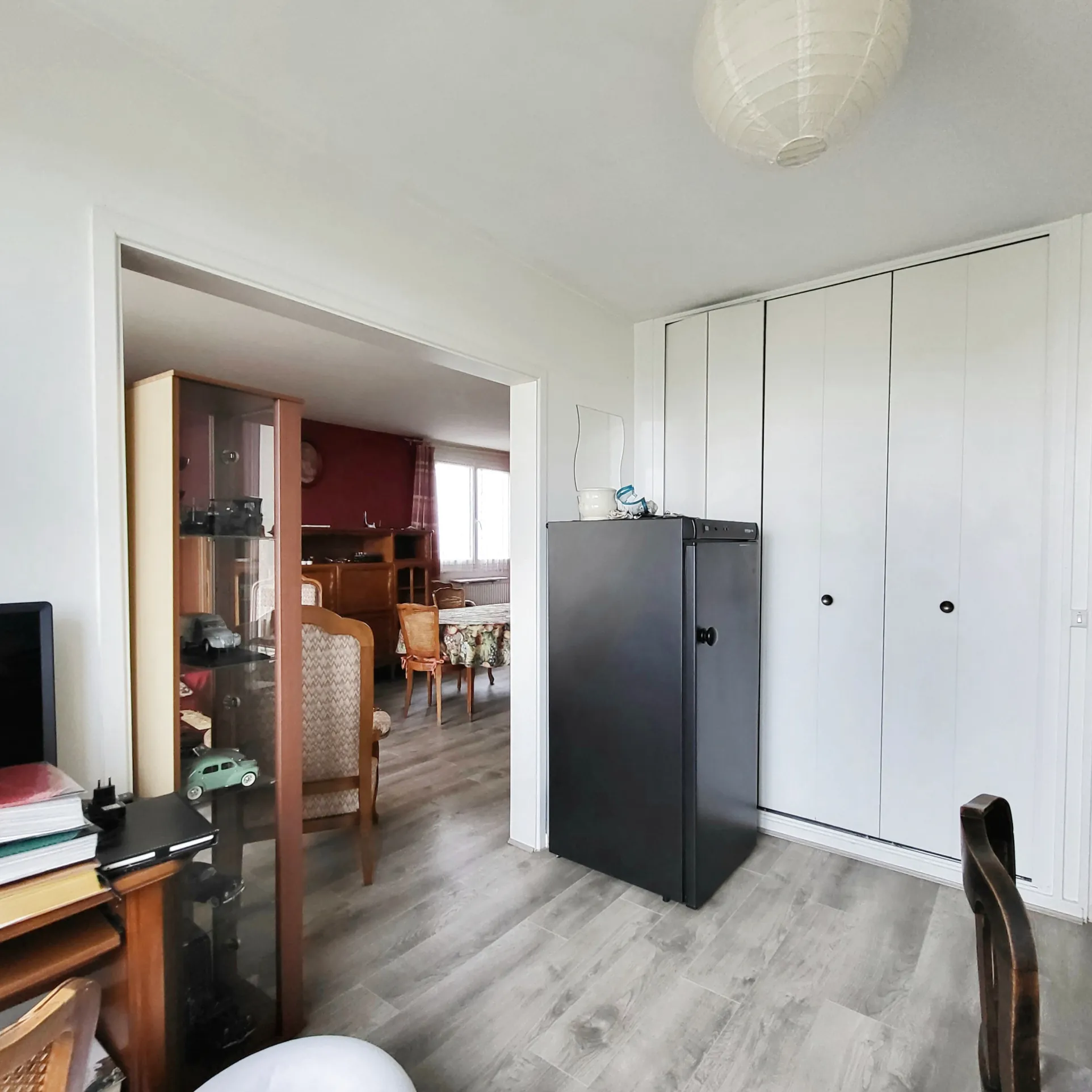 Appartement lumineux avec potentiel à Pontoise – 2 chambres, balcon et cave 