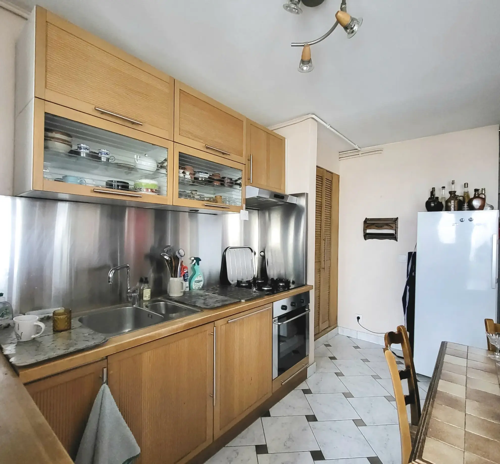 Appartement lumineux avec potentiel à Pontoise – 2 chambres, balcon et cave 