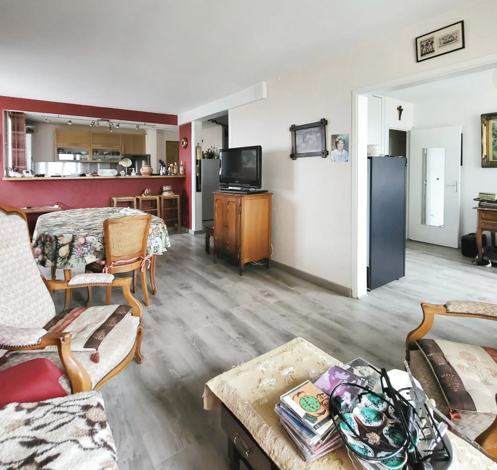 Appartement lumineux avec potentiel à Pontoise – 2 chambres, balcon et cave 