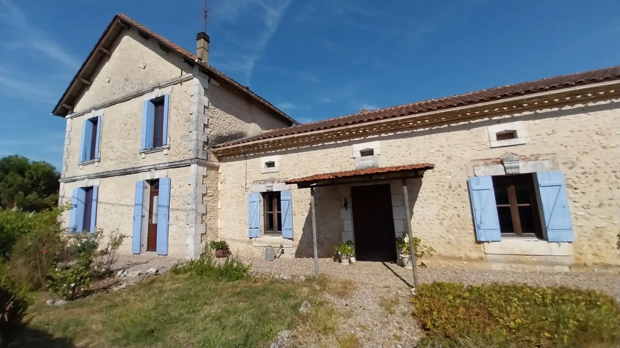 Maison en pierre avec piscine, 5 chambres et 2 hectares de terrain à Razac sur L'Isle