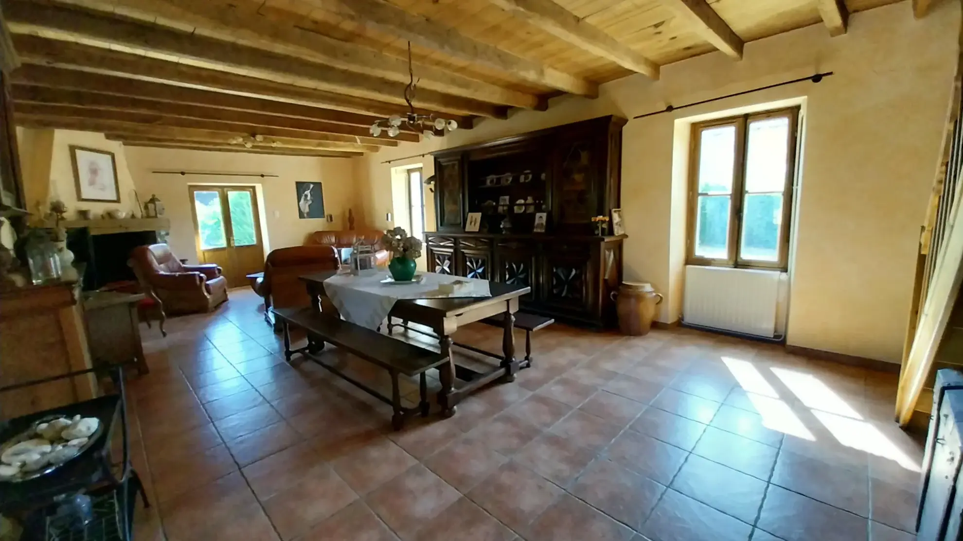 Maison en pierre avec piscine, 5 chambres et 2 hectares de terrain à Razac sur L'Isle 