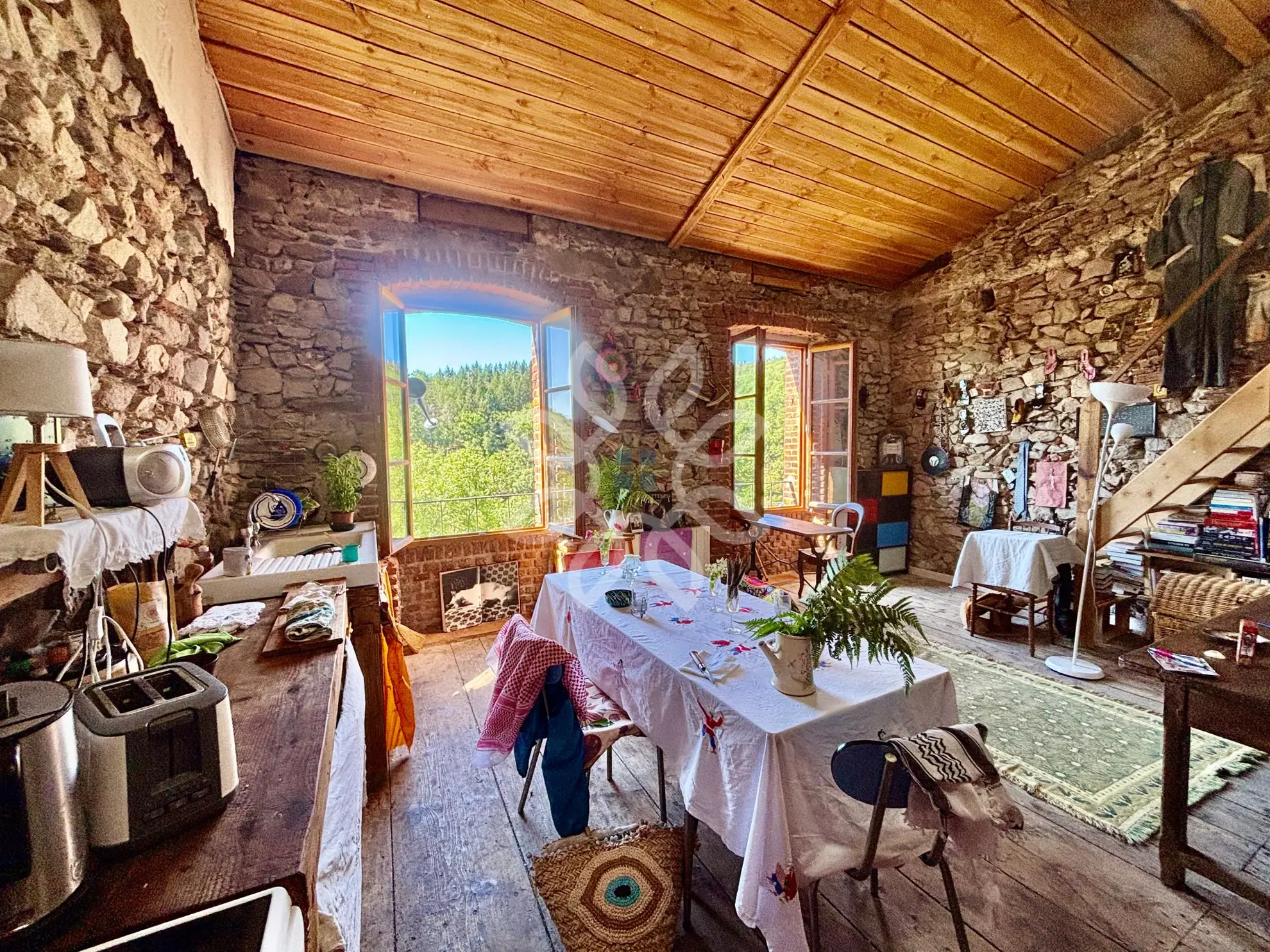 Maison de village médiévale à Auzon avec grand potentiel et dépendances 