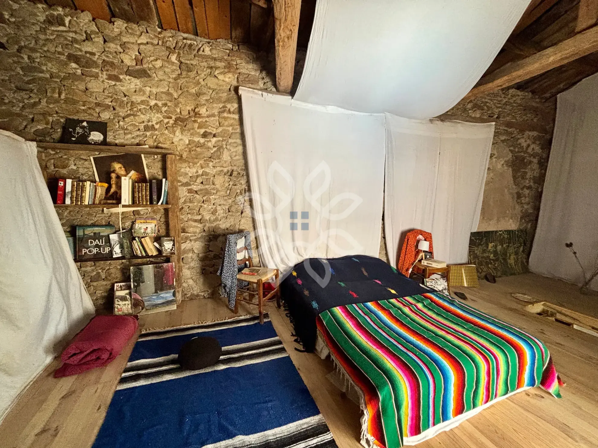 Maison de village médiévale à Auzon avec grand potentiel et dépendances 