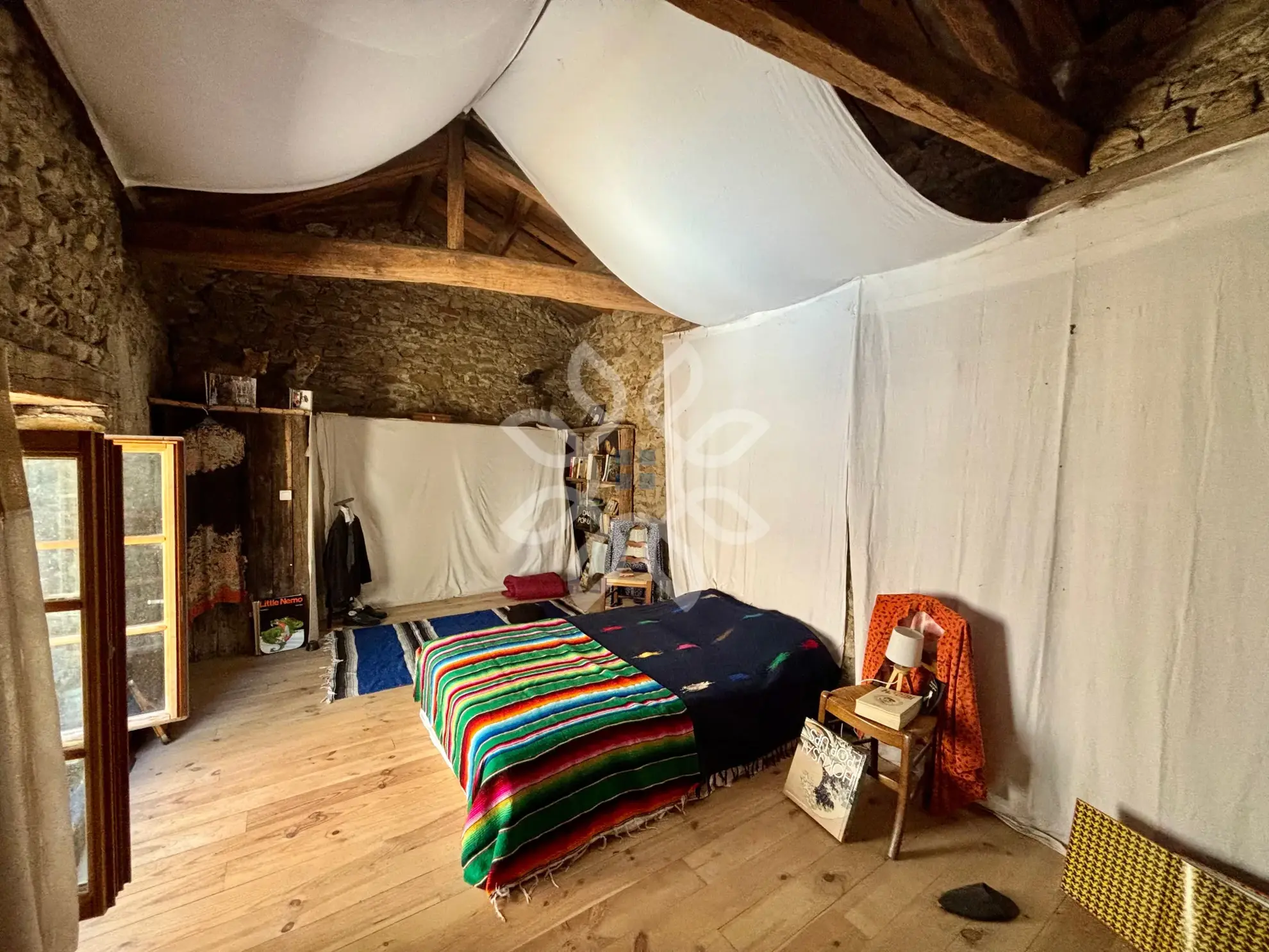 Maison de village médiévale à Auzon avec grand potentiel et dépendances 