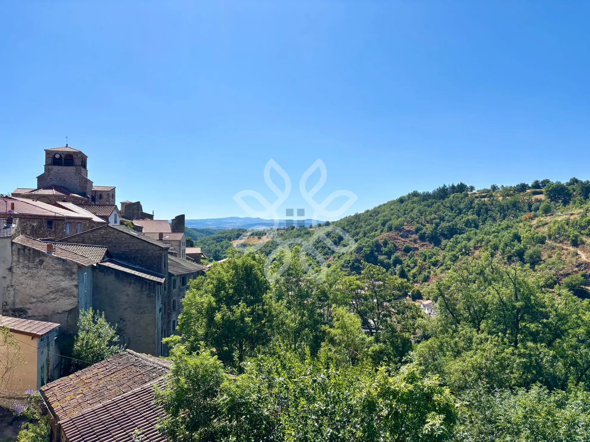 Maison de village médiévale à Auzon avec grand potentiel et dépendances