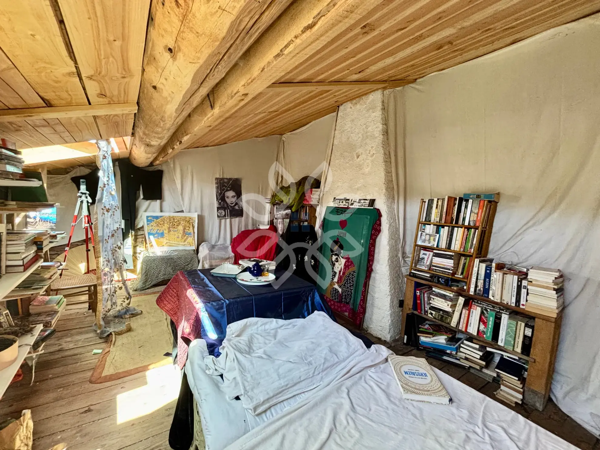 Maison de village médiévale à Auzon avec grand potentiel et dépendances 