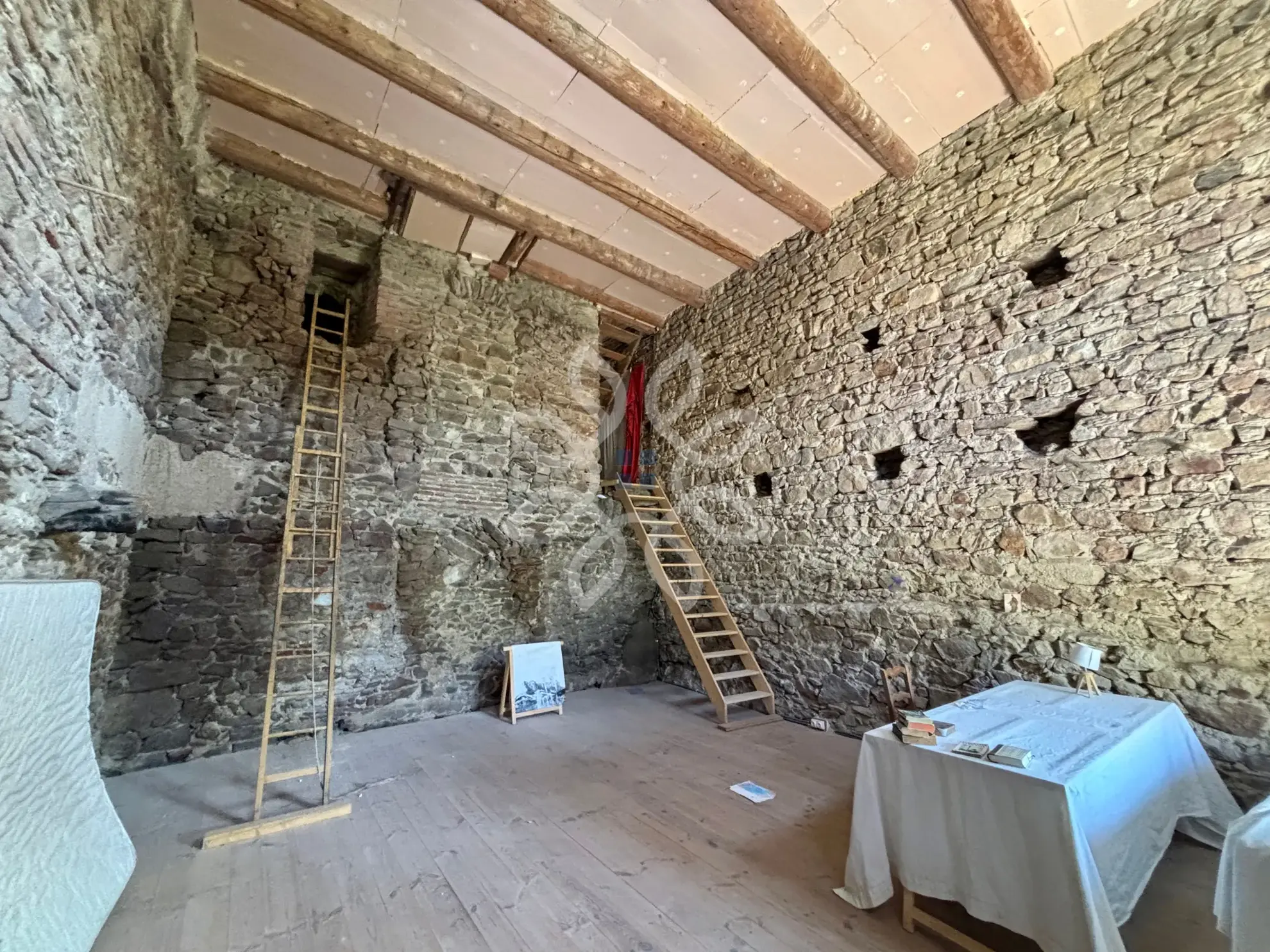 Maison de village médiévale à Auzon avec grand potentiel et dépendances 