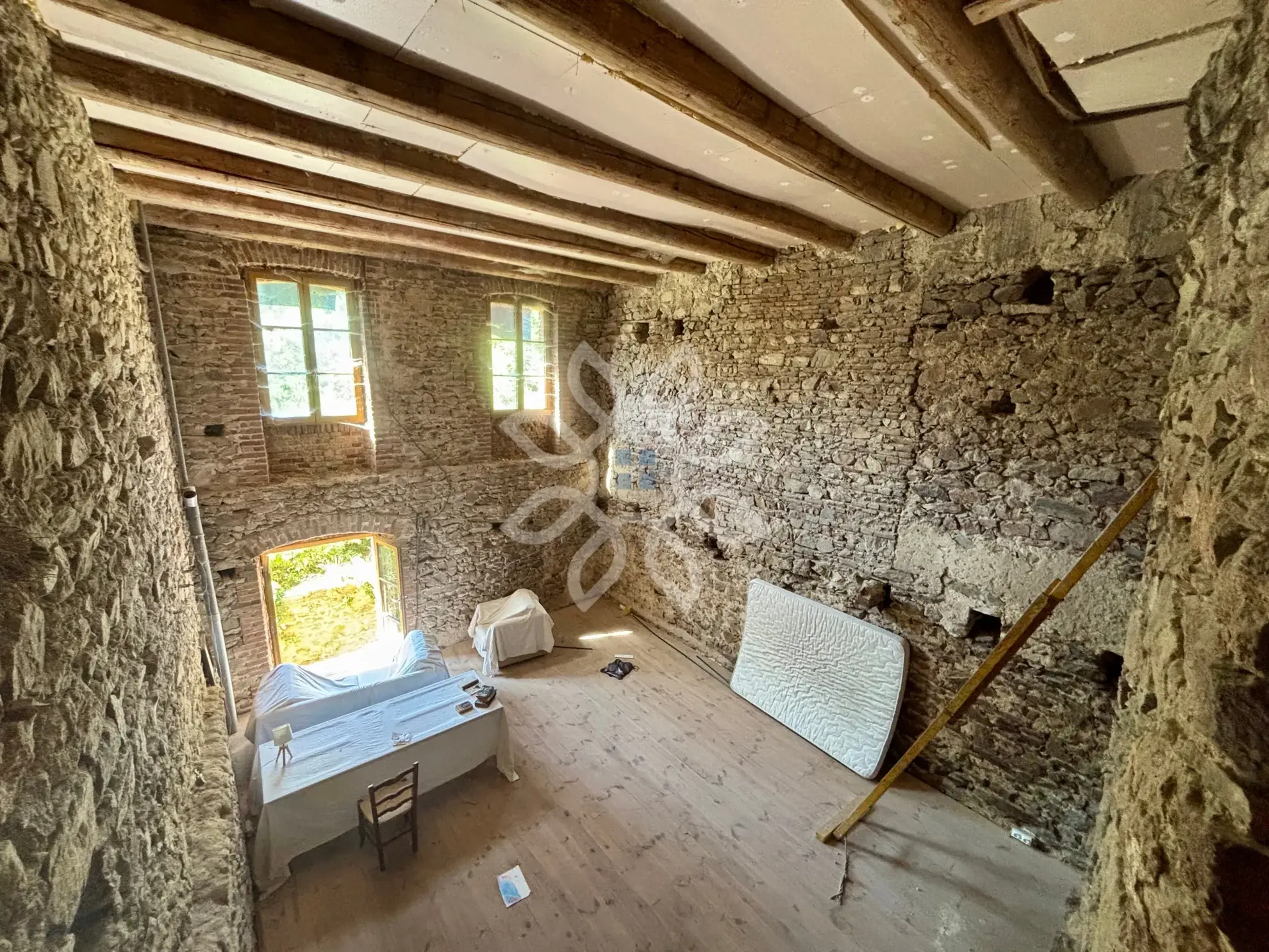 Maison de village médiévale à Auzon avec grand potentiel et dépendances 