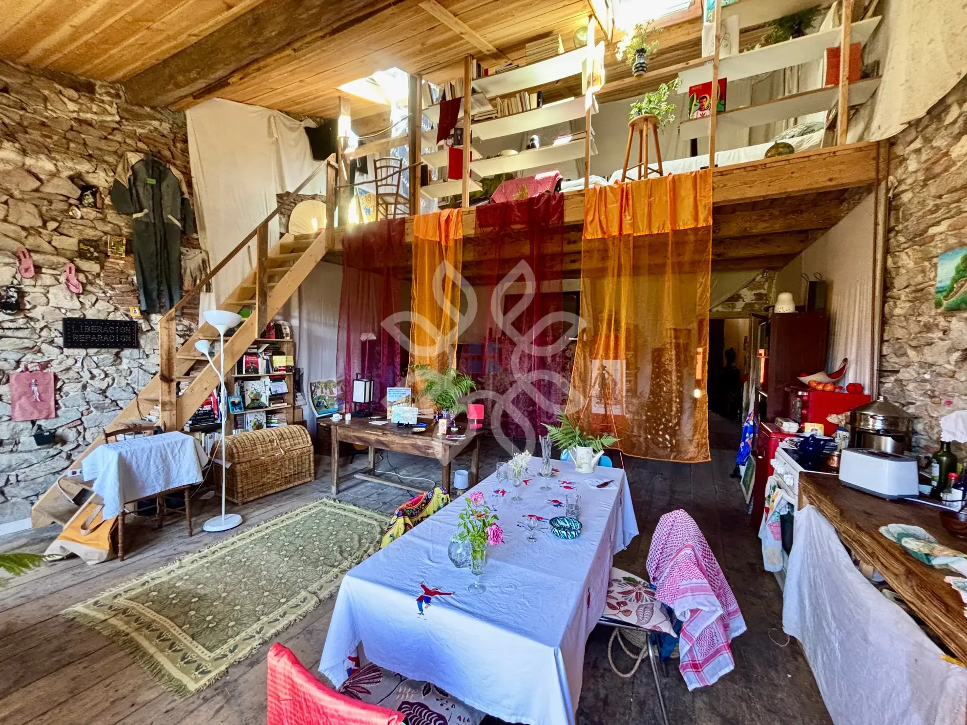 Maison de village médiévale à Auzon avec grand potentiel et dépendances 