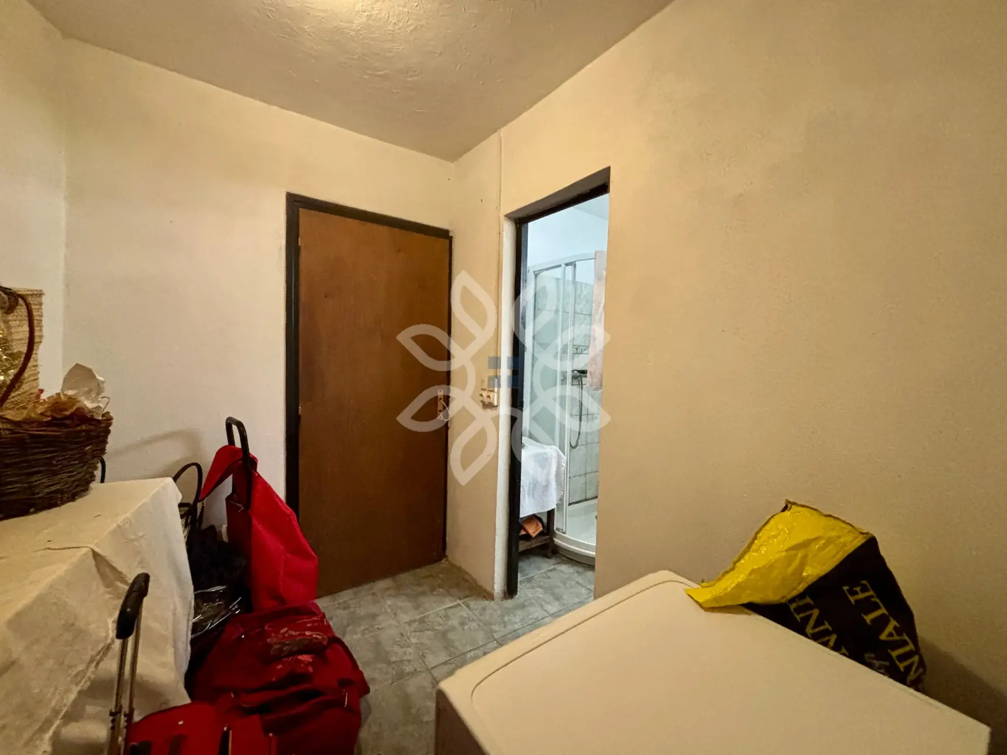 Maison de village médiévale à Auzon avec grand potentiel et dépendances 