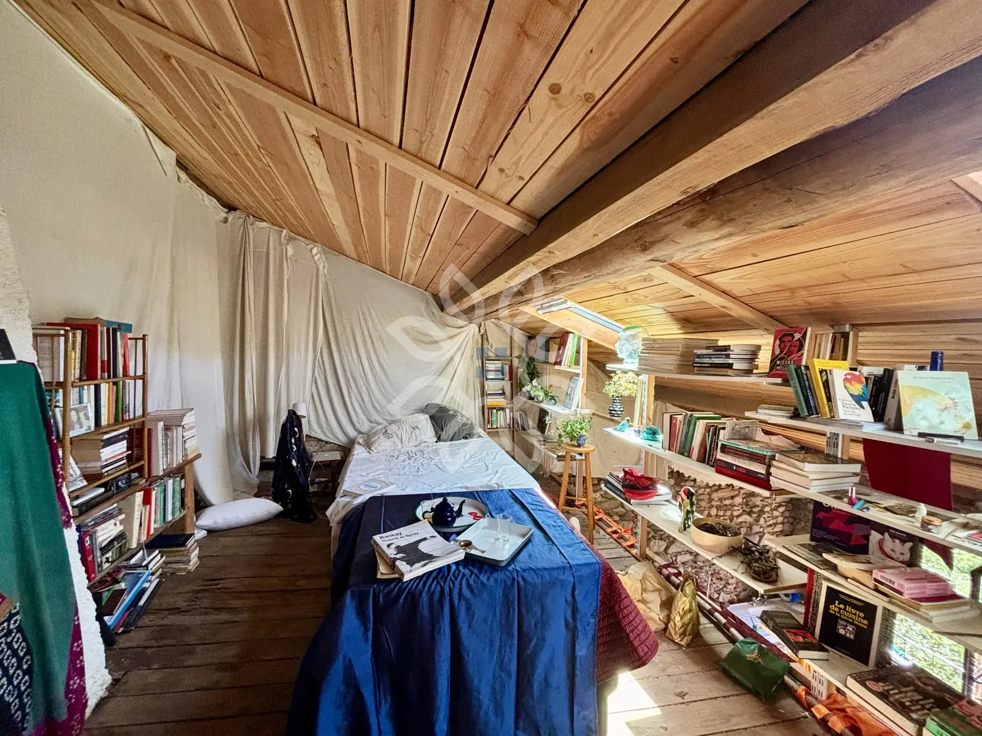 Maison de village médiévale à Auzon avec grand potentiel et dépendances 