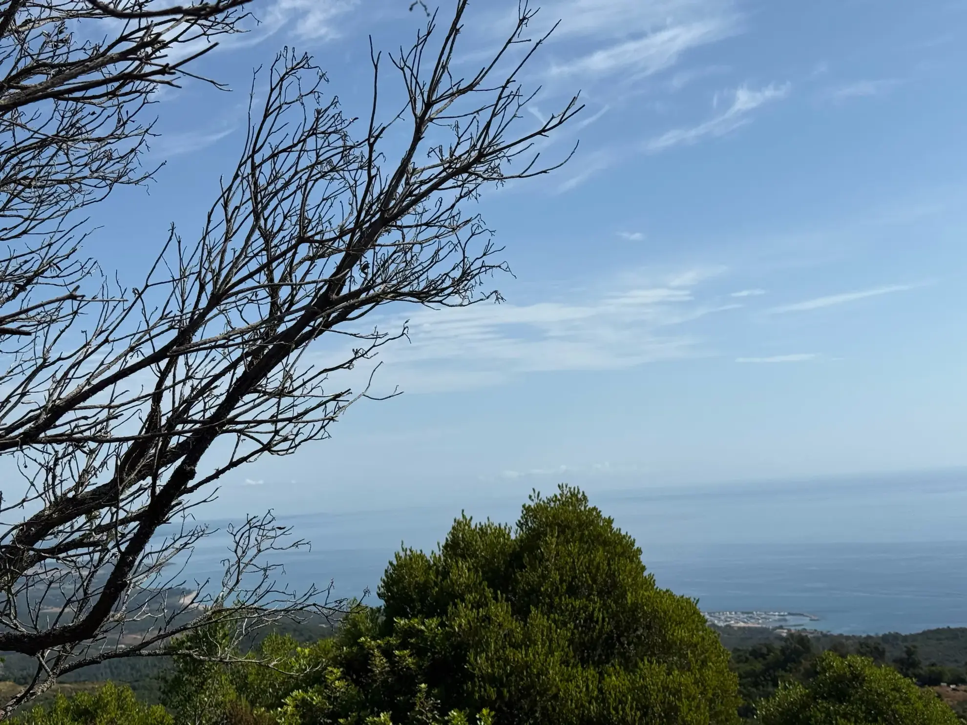 Terrain constructible de 500 m² à Sari Village avec vue sur la mer