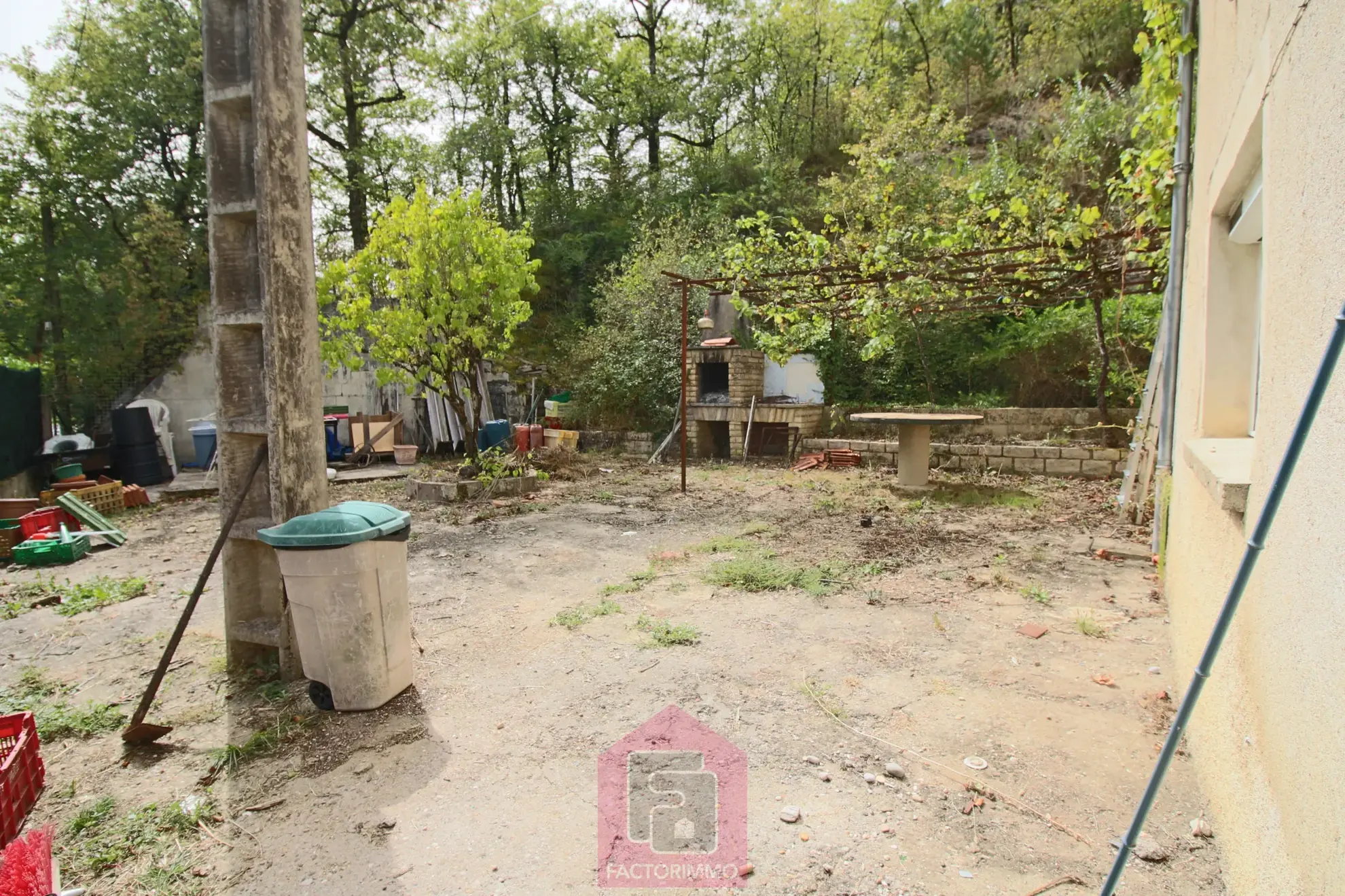 Maison à rénover de 110 m² avec grand terrain à Puy-l'Évêque 