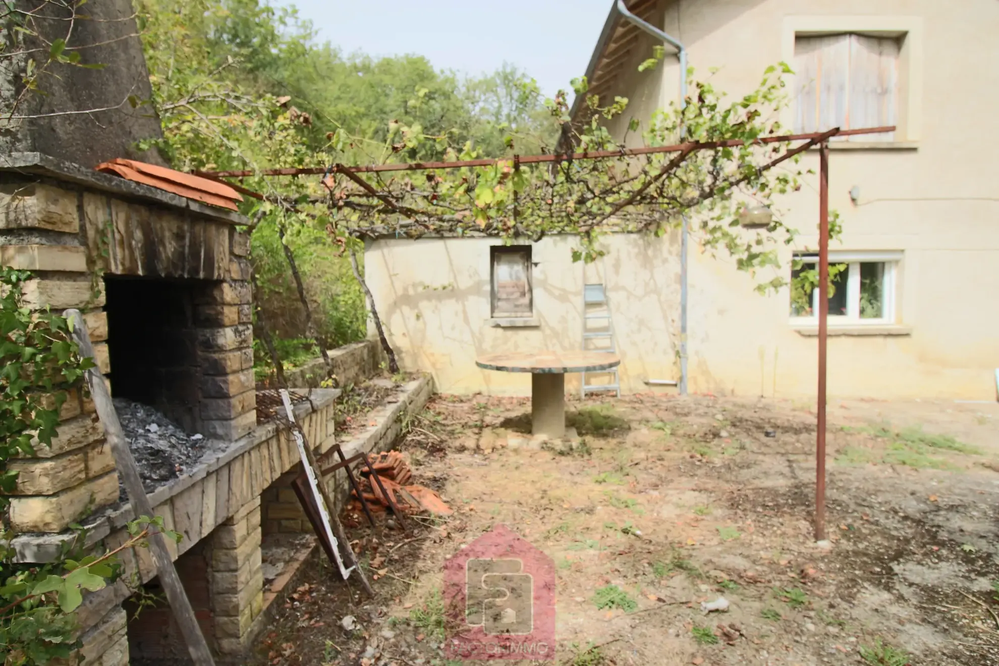 Maison à rénover de 110 m² avec grand terrain à Puy-l'Évêque 