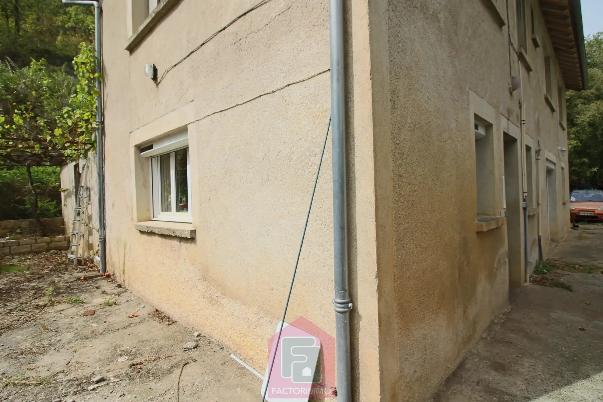 Maison à rénover de 110 m² avec grand terrain à Puy-l'Évêque 