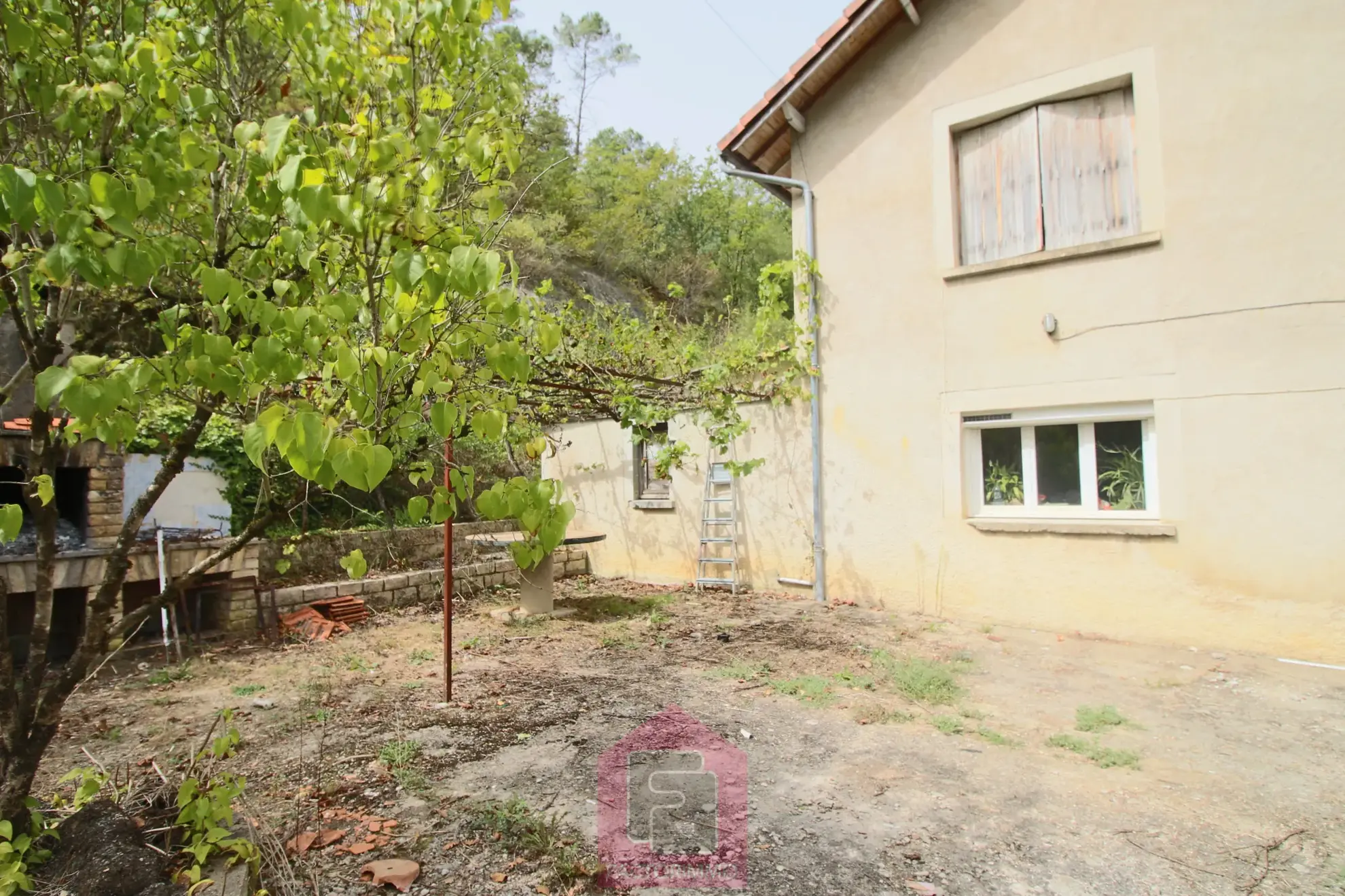 Maison à rénover de 110 m² avec grand terrain à Puy-l'Évêque 