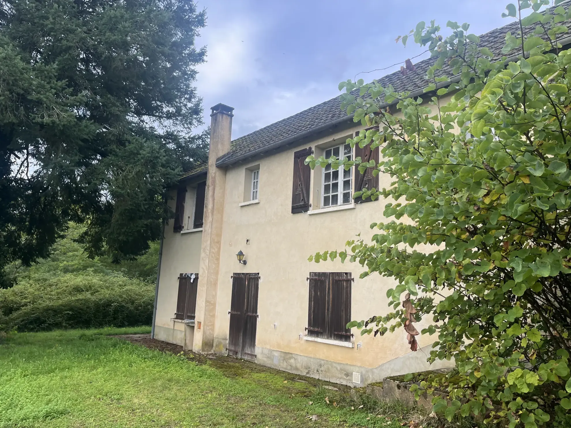 Maison en pierres à restaurer à Sarlat avec grand terrain de 26 000 m²