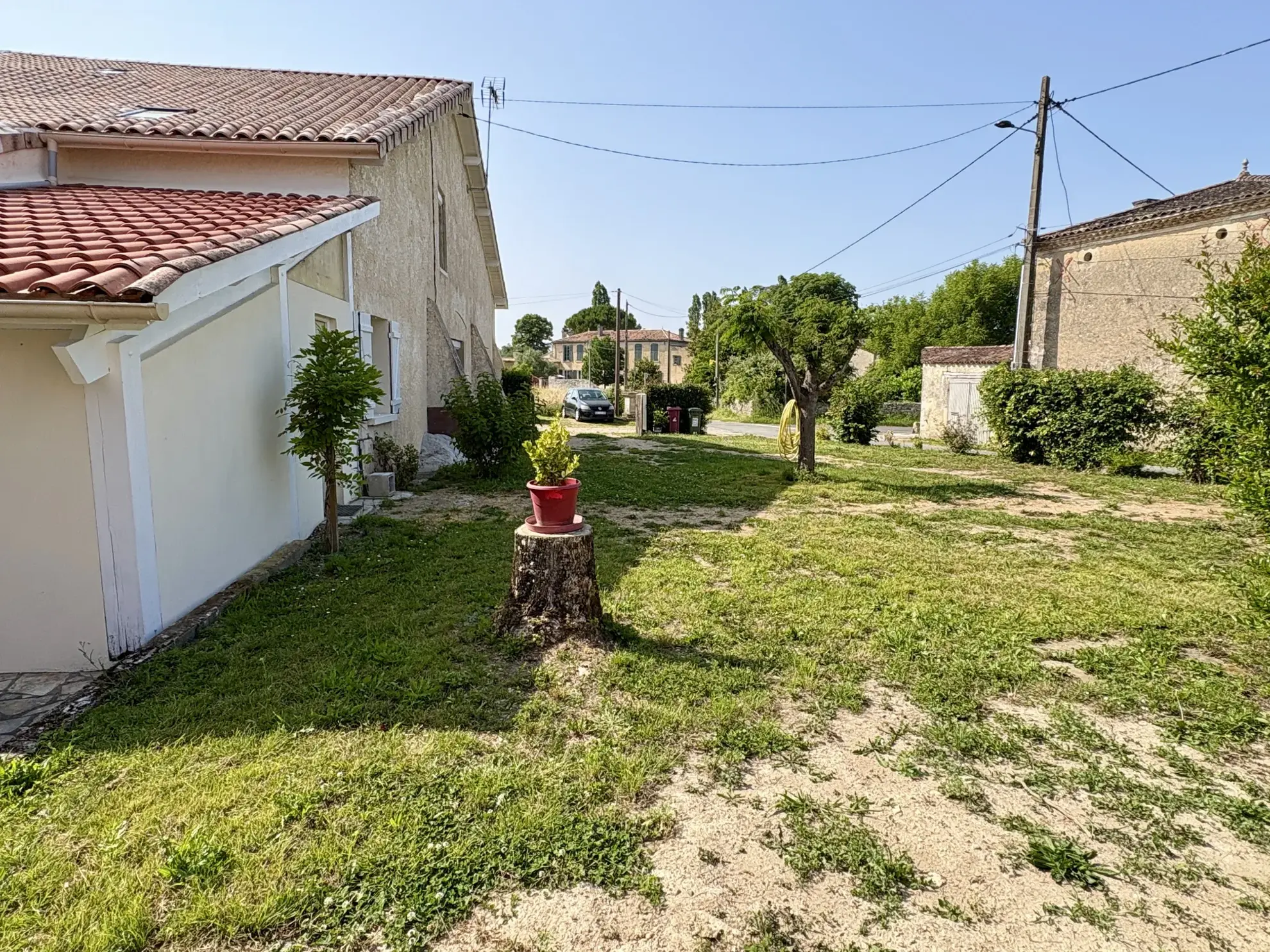 Belle maison de village rénovée à Pujols-sur-Ciron, 4 chambres, jardin, proche Langon 