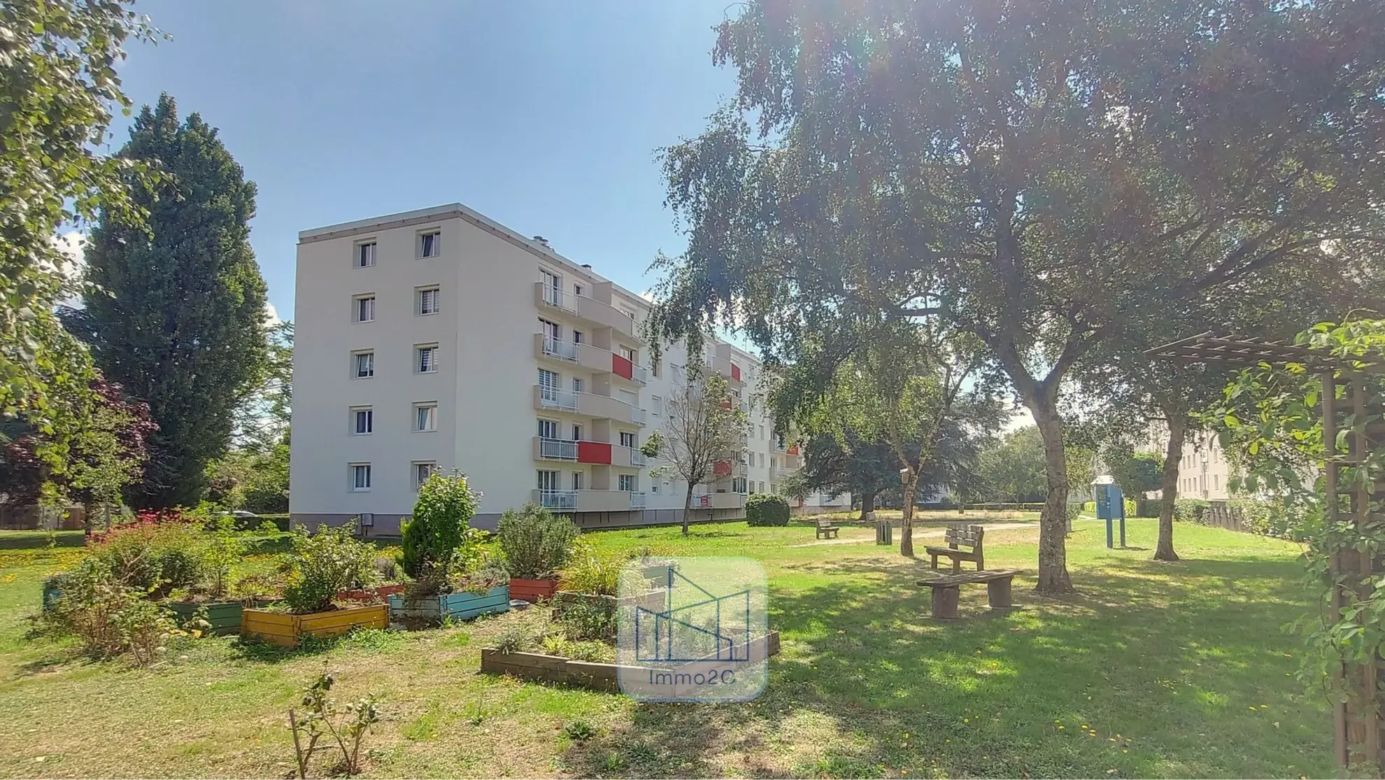 Appartement T3 rénové de 76 m² à Rezé avec balcon et stationnement 