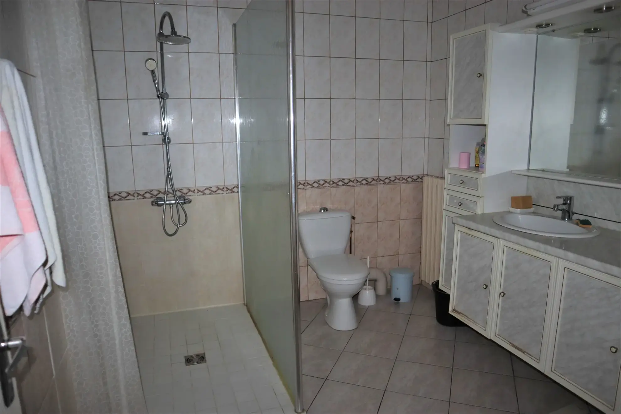 Maison spacieuse de 539 m² à Autun avec local professionnel et jardin privé - Prix : 270 000 euros 