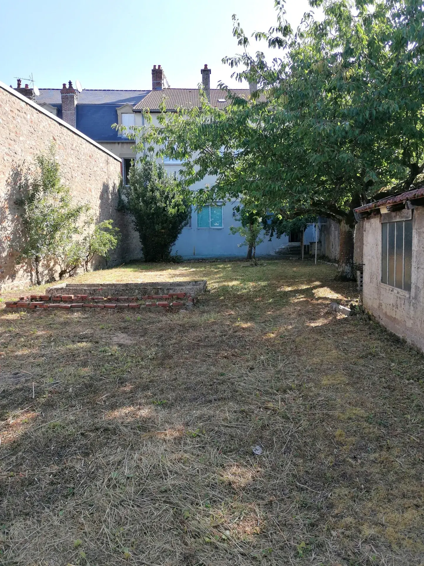 Maison spacieuse de 539 m² à Autun avec local professionnel et jardin privé - Prix : 270 000 euros