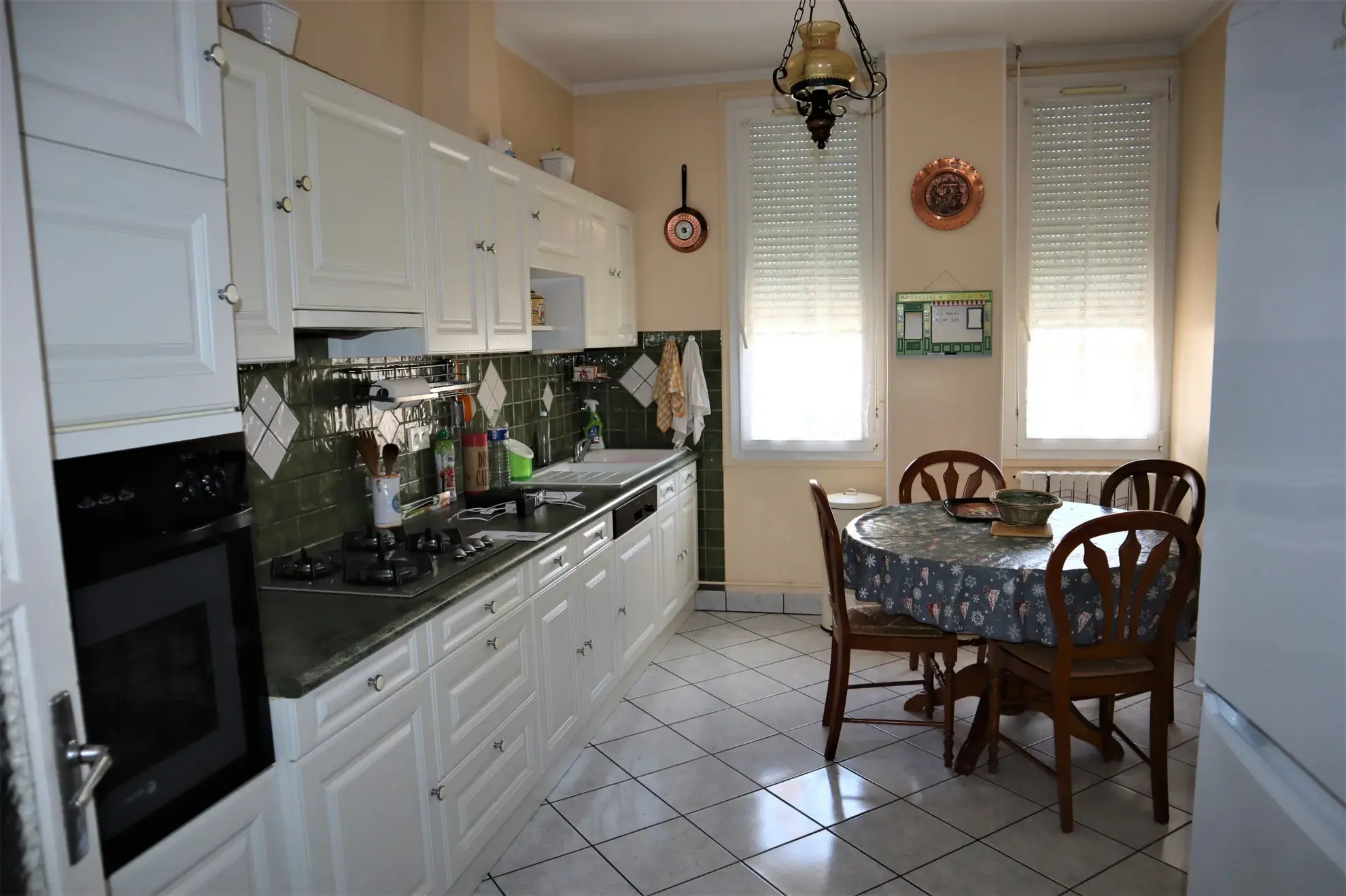 Maison spacieuse de 539 m² à Autun avec local professionnel et jardin privé - Prix : 270 000 euros 