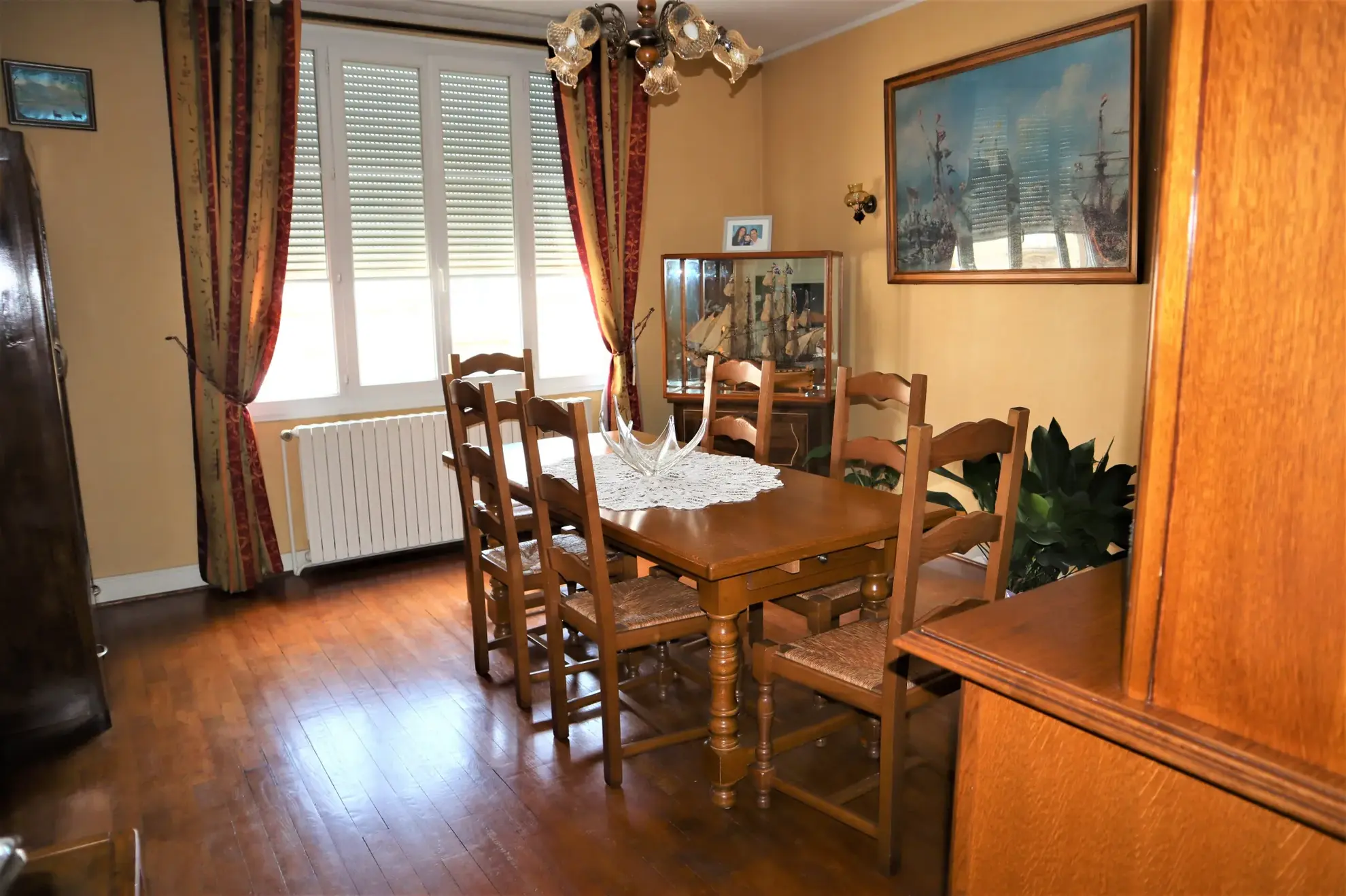 Maison spacieuse de 539 m² à Autun avec local professionnel et jardin privé - Prix : 270 000 euros 