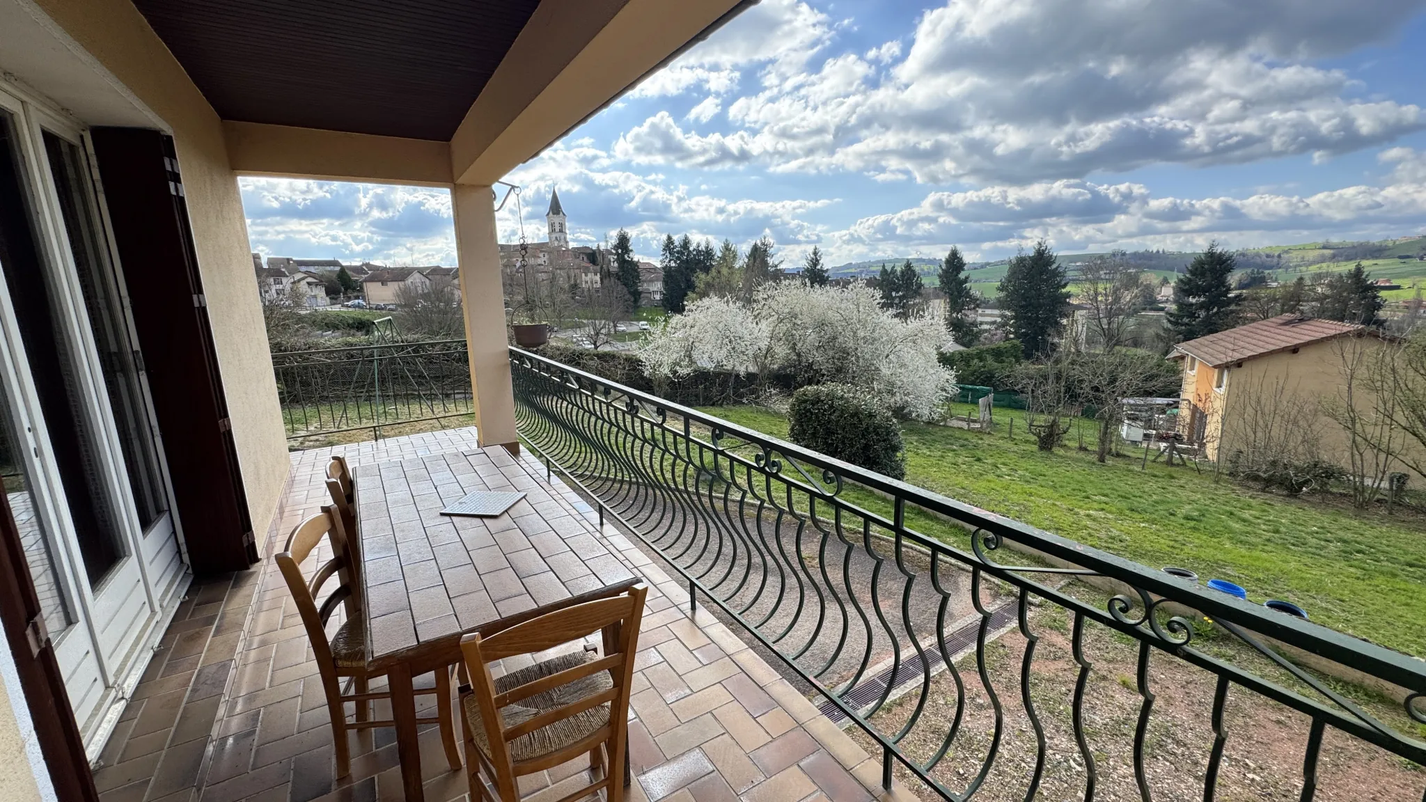 Maison à vendre à Bourg de Thizy avec grand terrain et vue dégagée 
