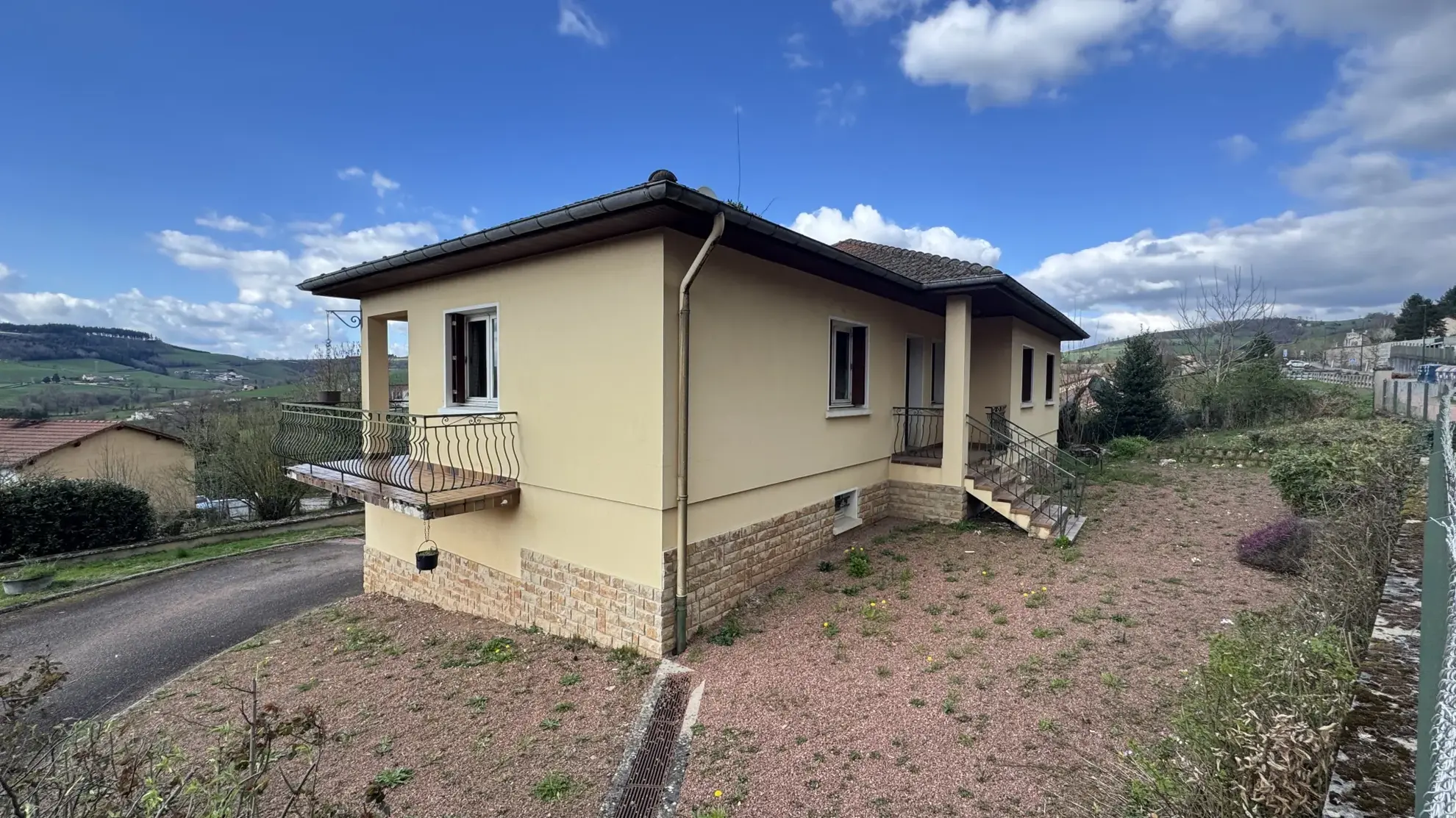 Maison à vendre à Bourg de Thizy avec grand terrain et vue dégagée