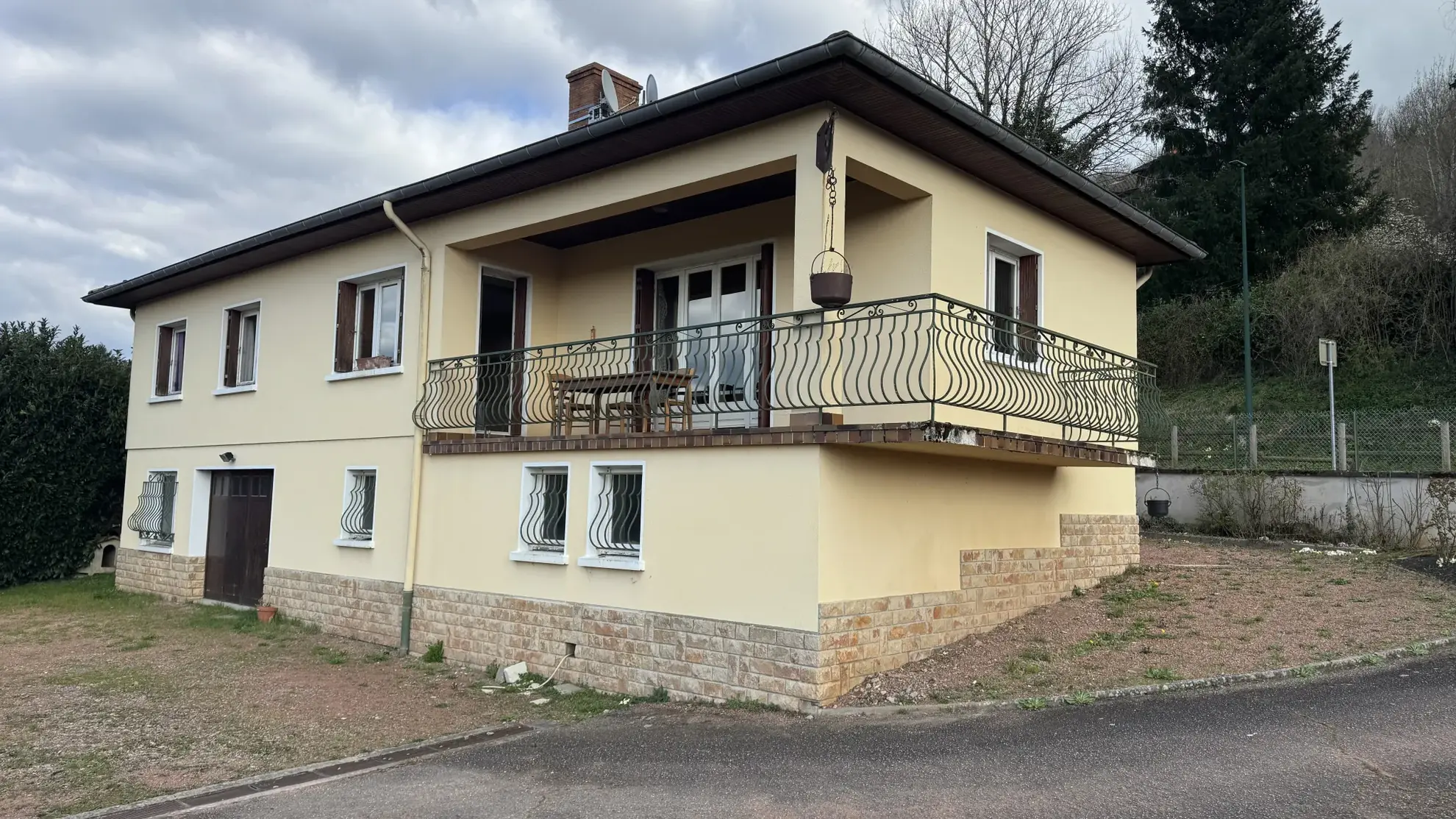 Maison à vendre à Bourg de Thizy avec grand terrain et vue dégagée 