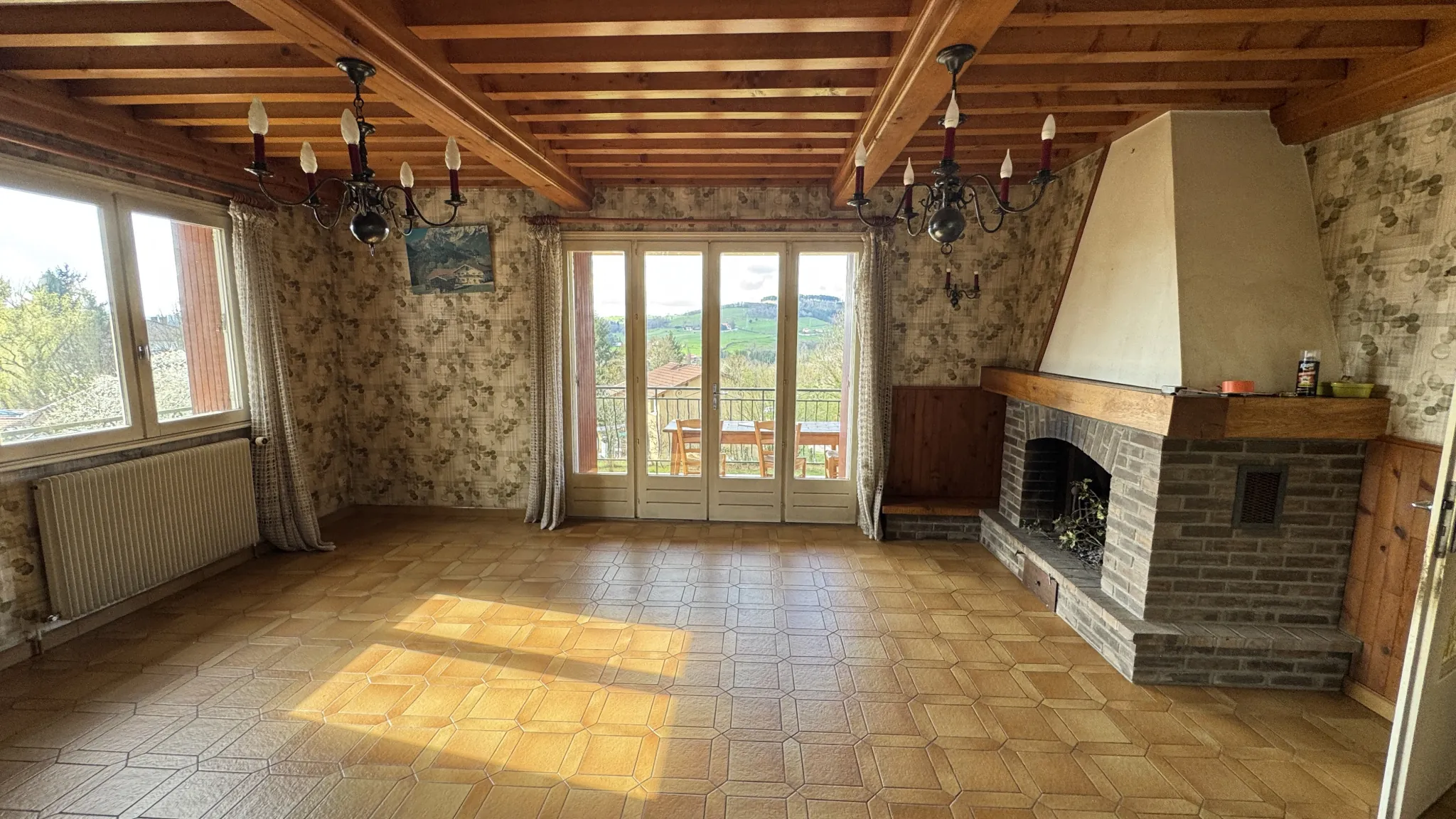 Maison à vendre à Bourg de Thizy avec grand terrain et vue dégagée 