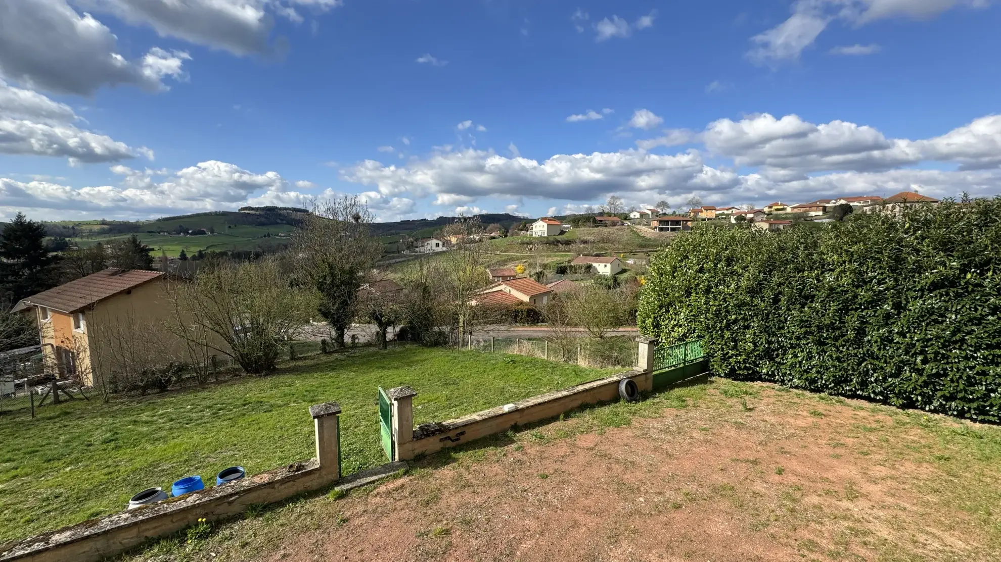 Maison à vendre à Bourg de Thizy avec grand terrain et vue dégagée 