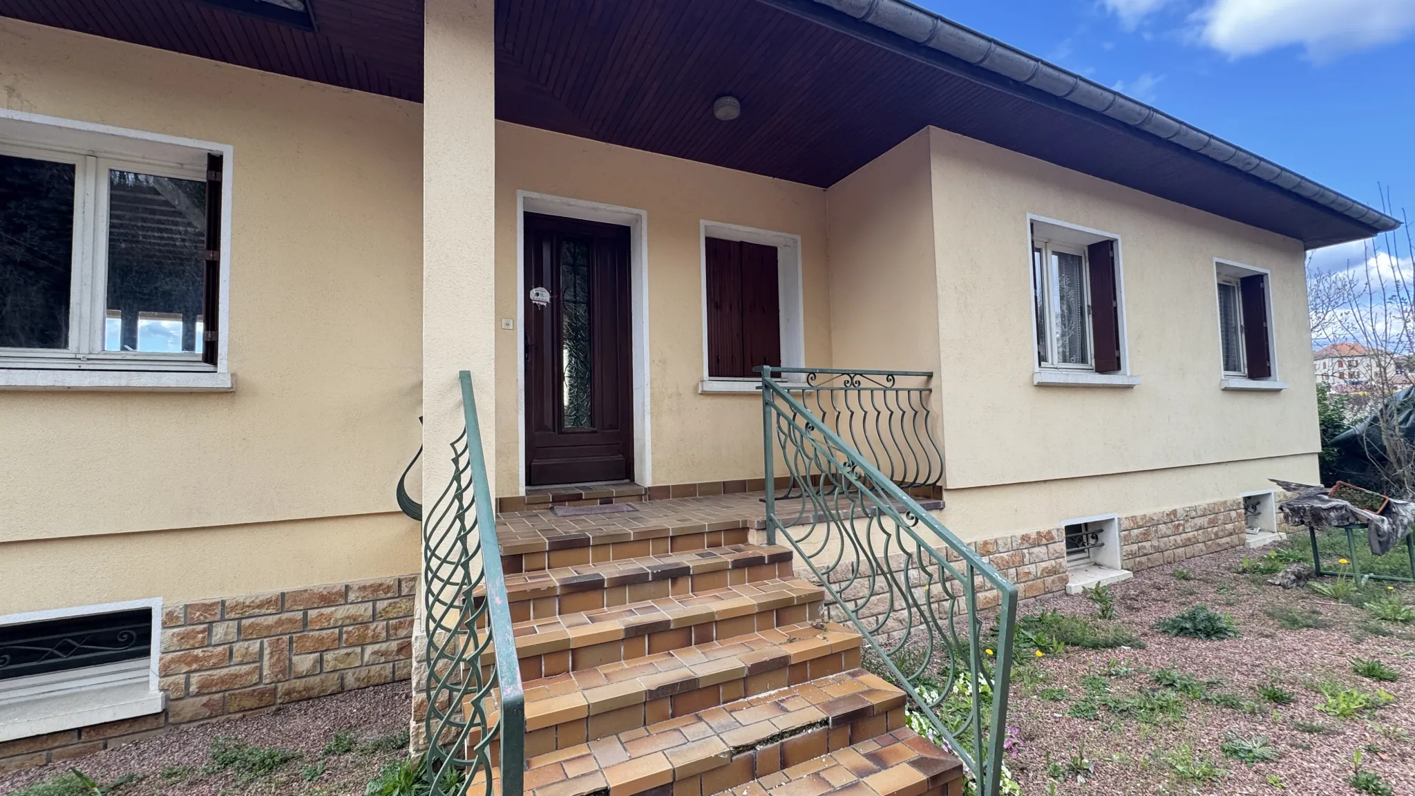 Maison à vendre à Bourg de Thizy avec grand terrain et vue dégagée 
