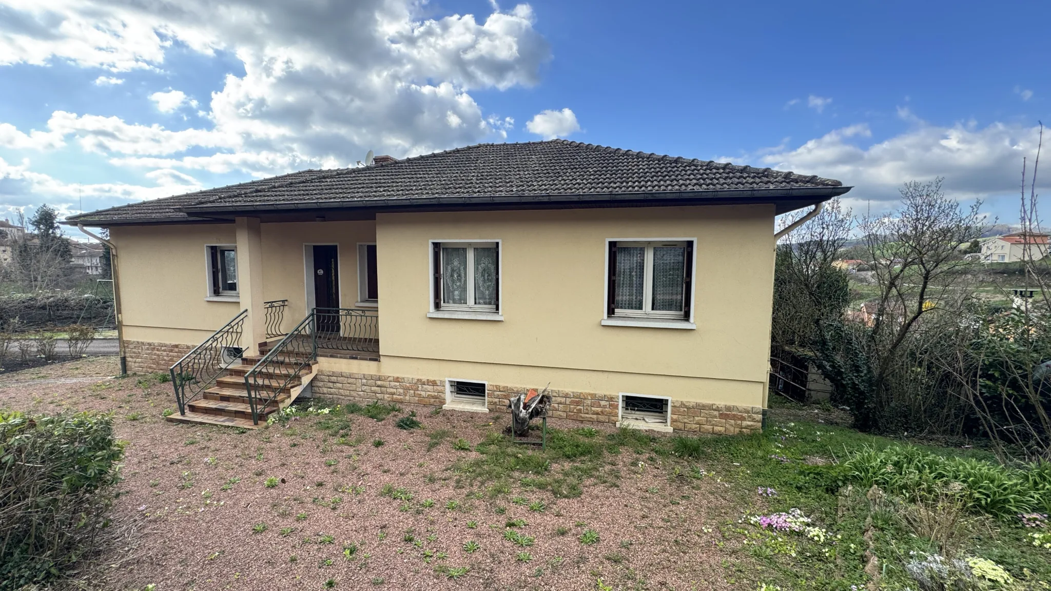 Maison à vendre à Bourg de Thizy avec grand terrain et vue dégagée 