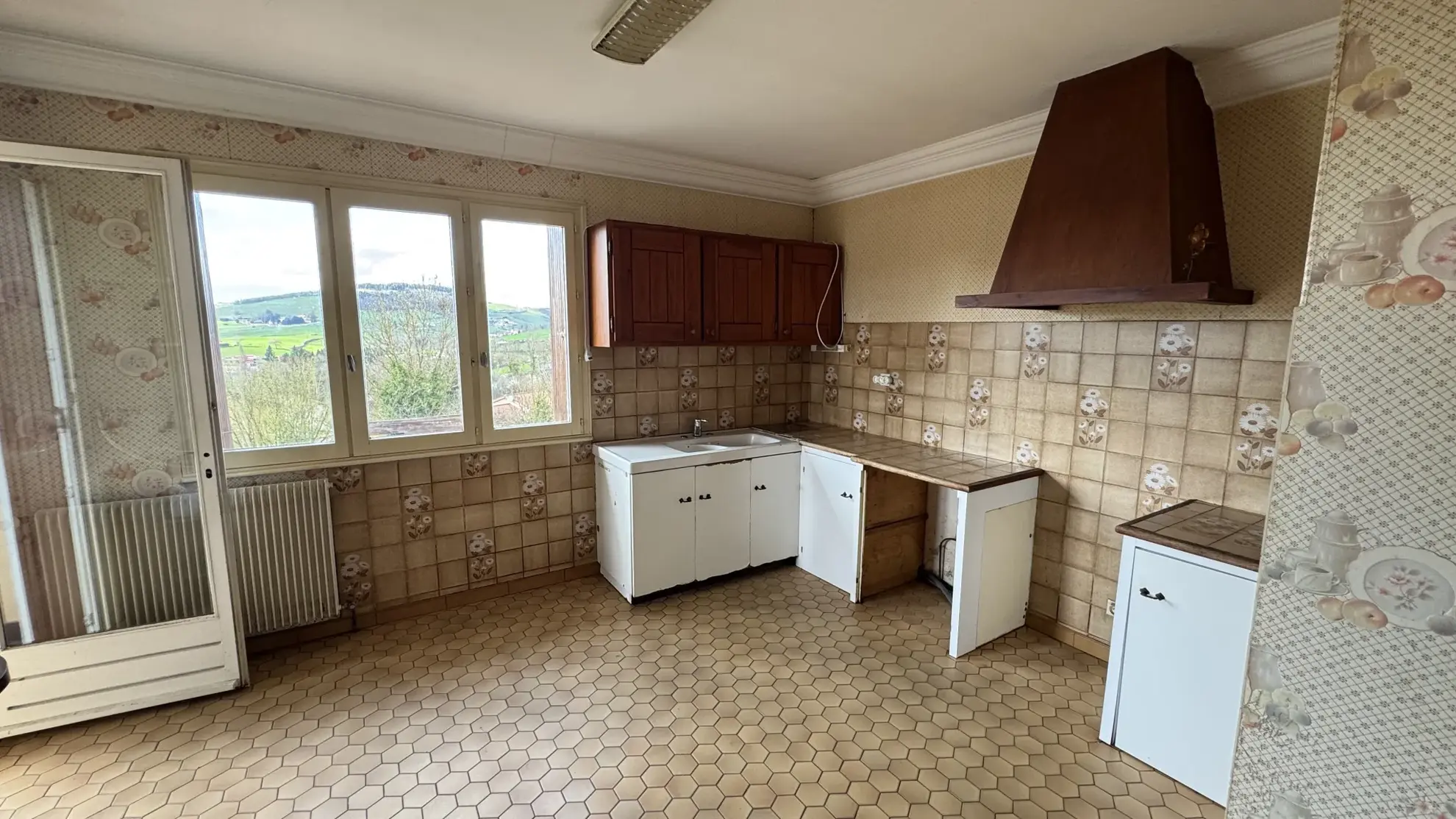 Maison à vendre à Bourg de Thizy avec grand terrain et vue dégagée 