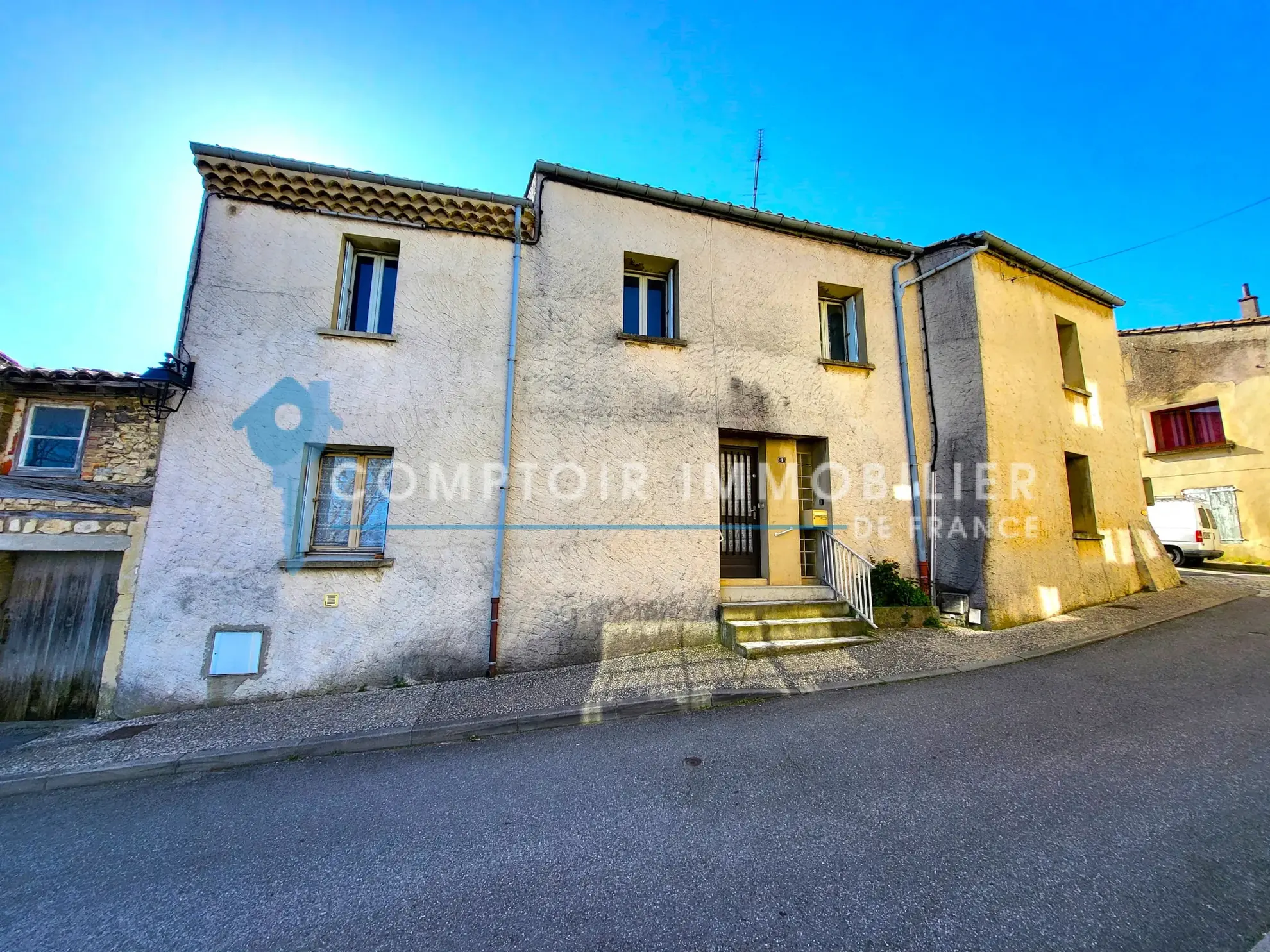 Maison de ville de 145m² à Livron-sur-Drôme avec garage et potentiel à moderniser