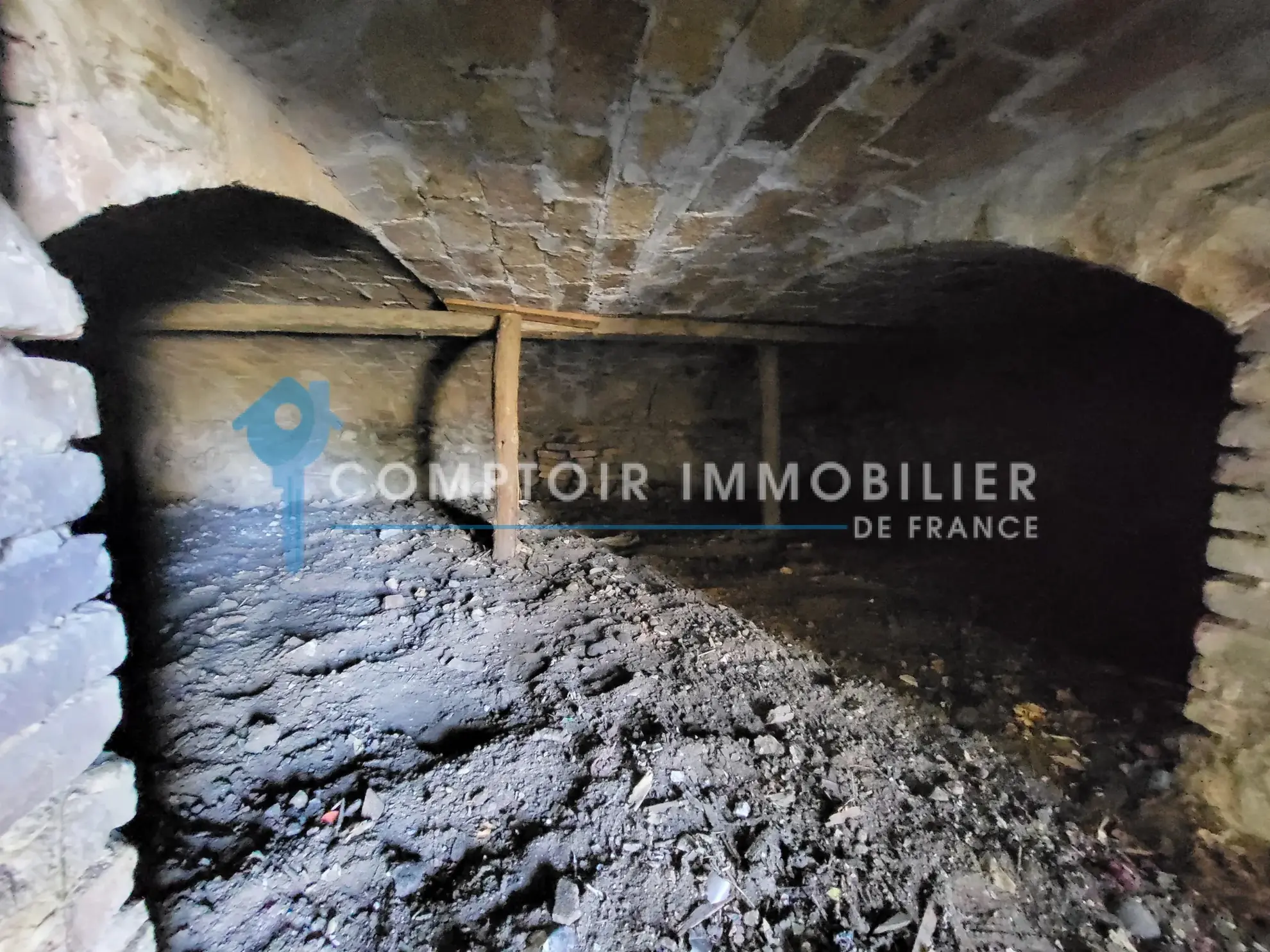 Maison de ville de 145m² à Livron-sur-Drôme avec garage et potentiel à moderniser 