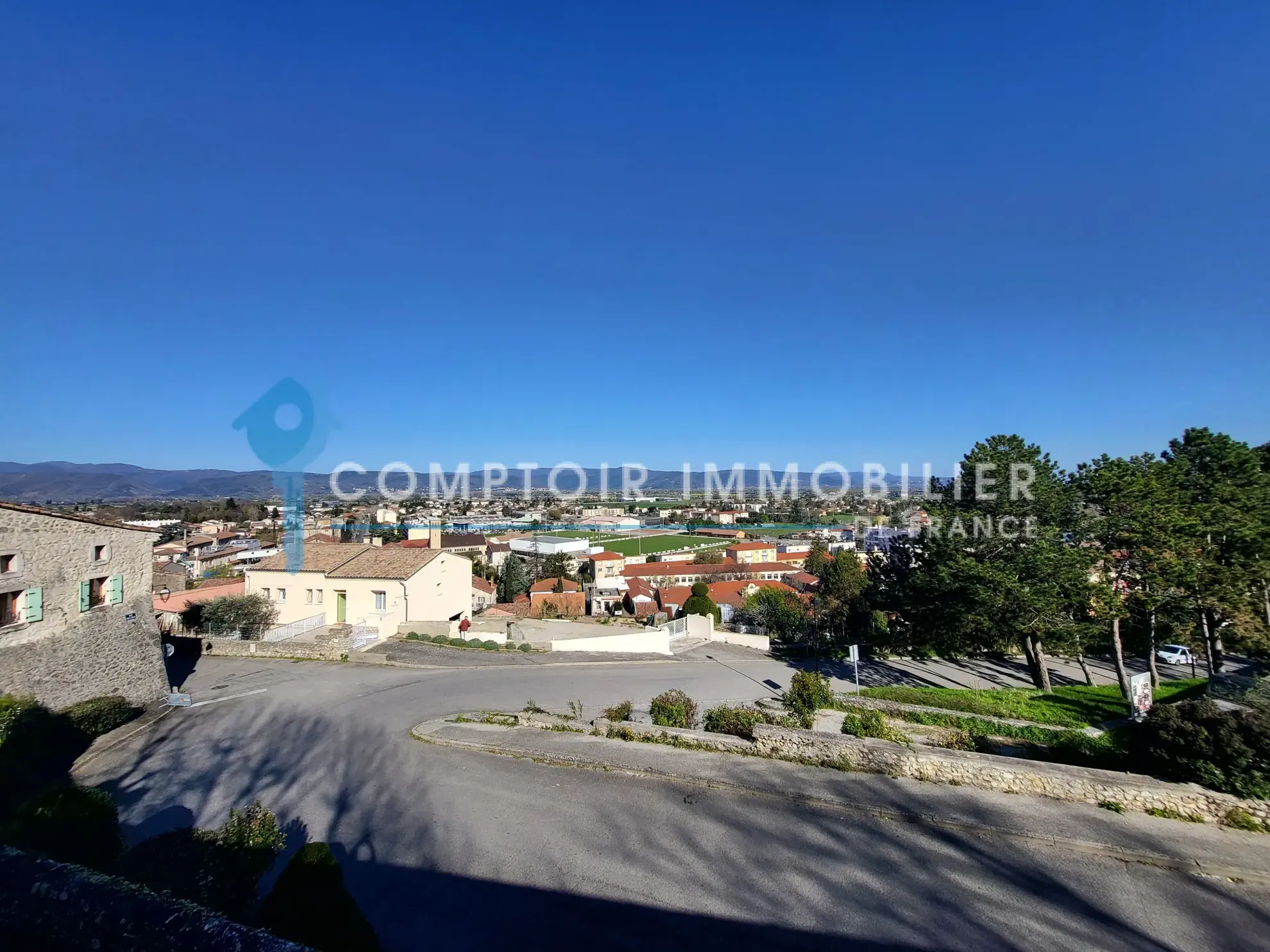 Maison de ville de 145m² à Livron-sur-Drôme avec garage et potentiel à moderniser 