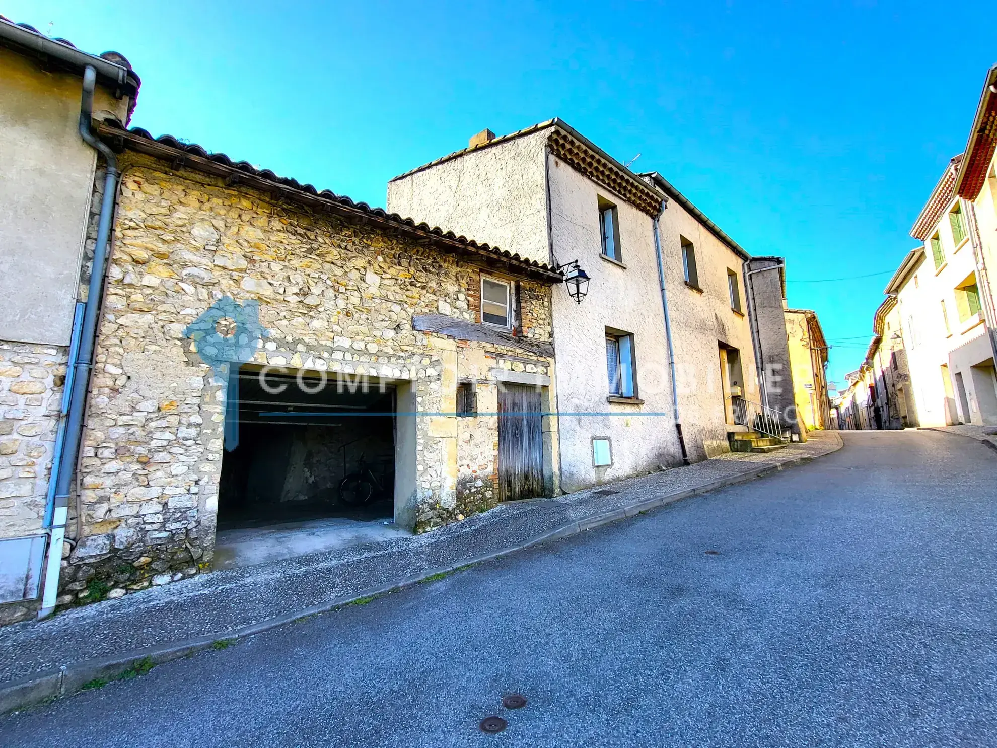 Maison de ville de 145m² à Livron-sur-Drôme avec garage et potentiel à moderniser 