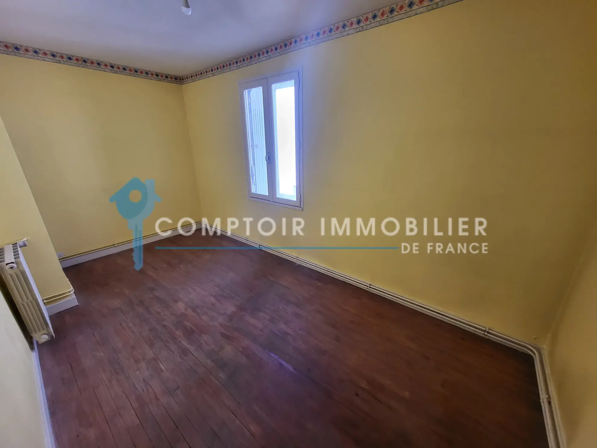 Maison de ville de 145m² à Livron-sur-Drôme avec garage et potentiel à moderniser 