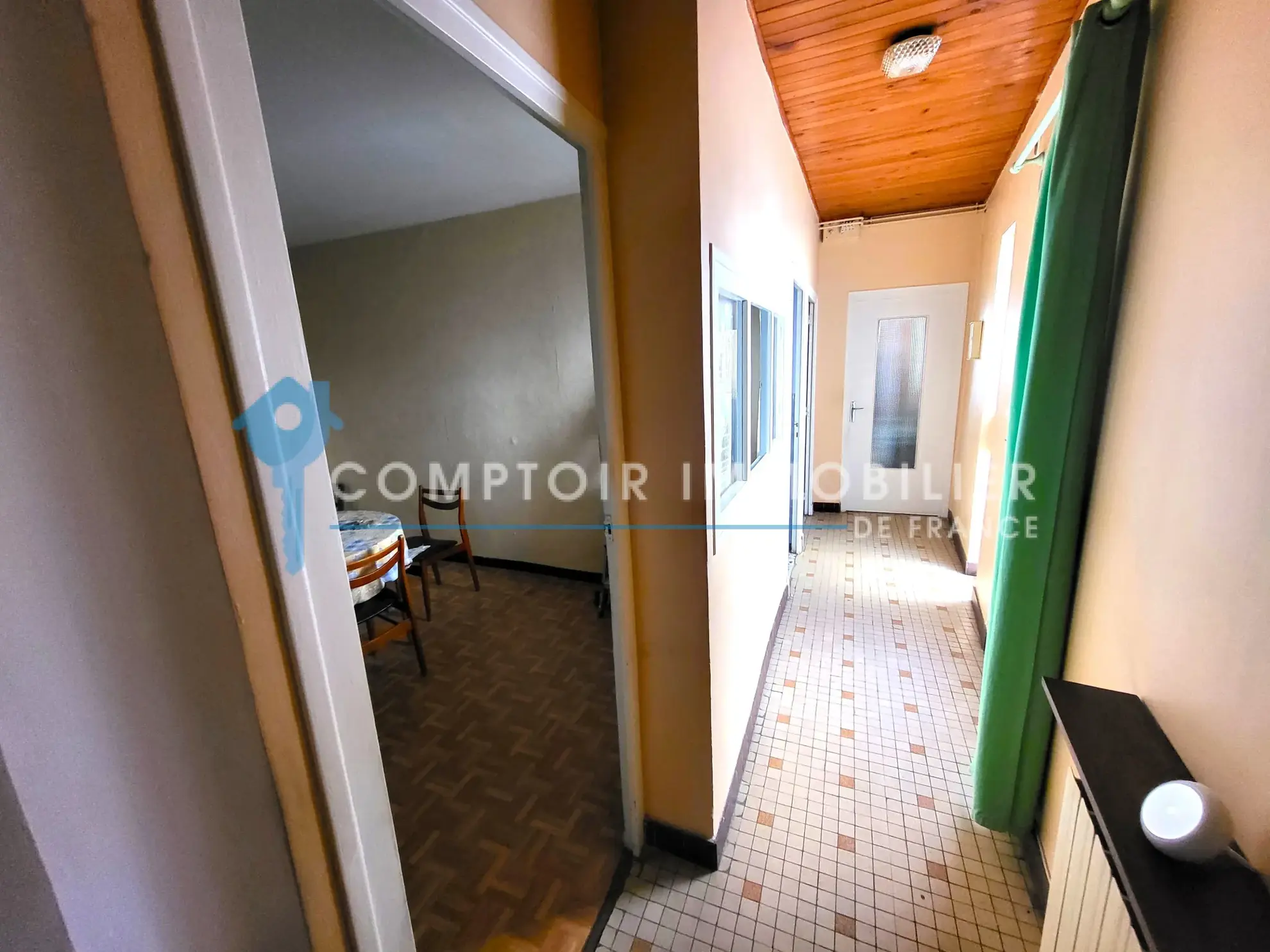 Maison de ville de 145m² à Livron-sur-Drôme avec garage et potentiel à moderniser 